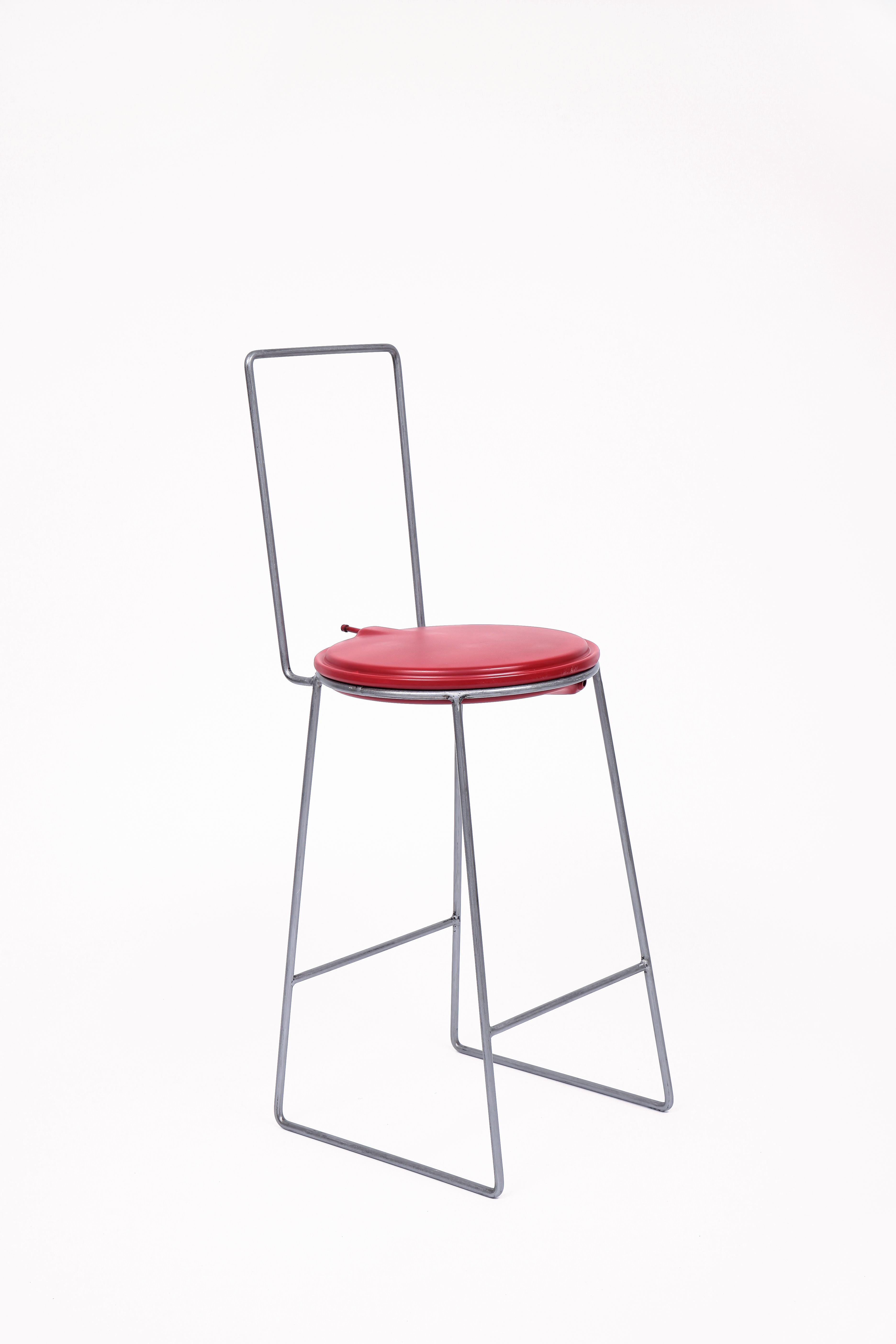 Métal Chaise haute en métal recyclé gris et rouge fabriquée à la main par Marta Torrent en vente