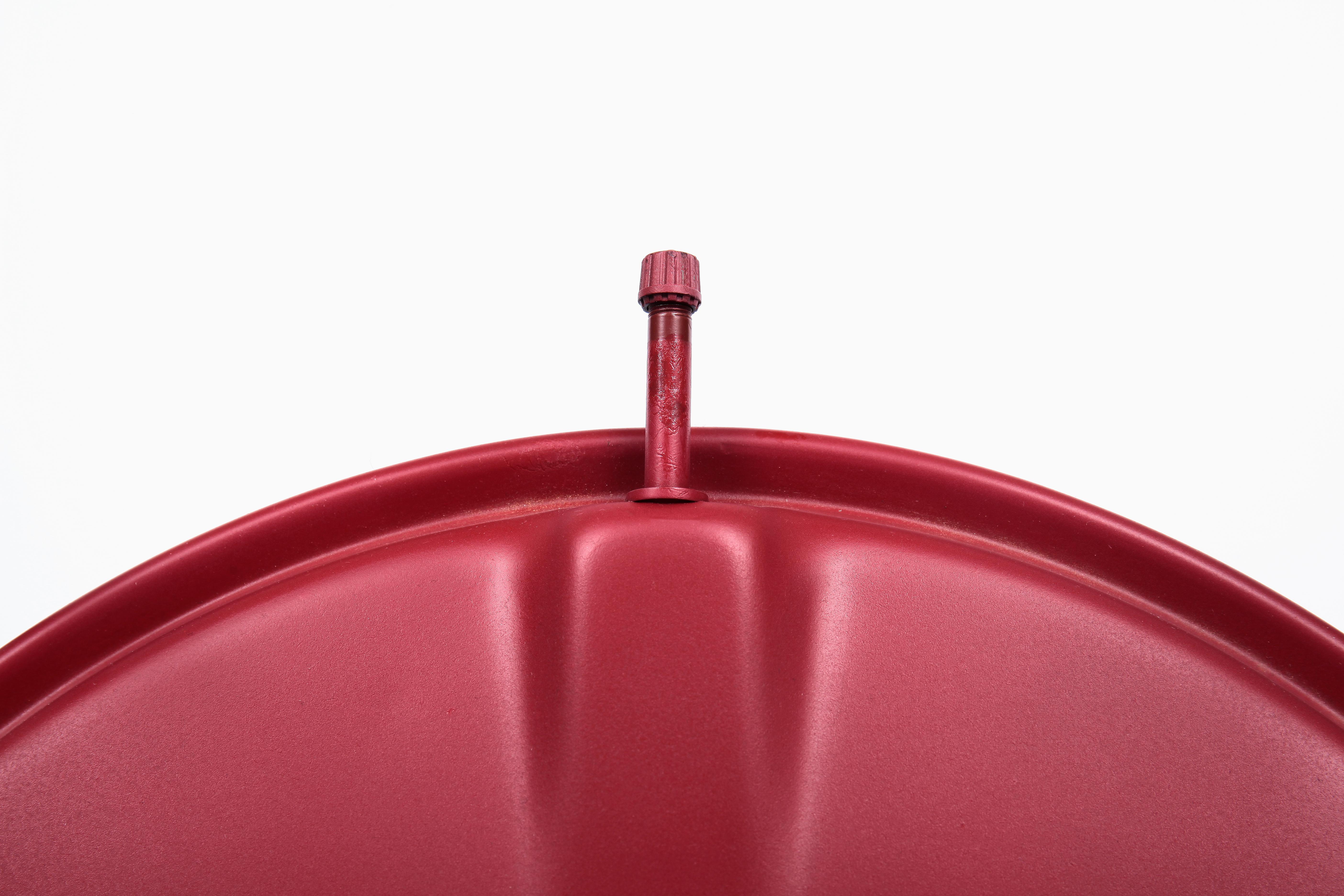 Chaise haute en métal recyclé gris et rouge fabriquée à la main par Marta Torrent en vente 2