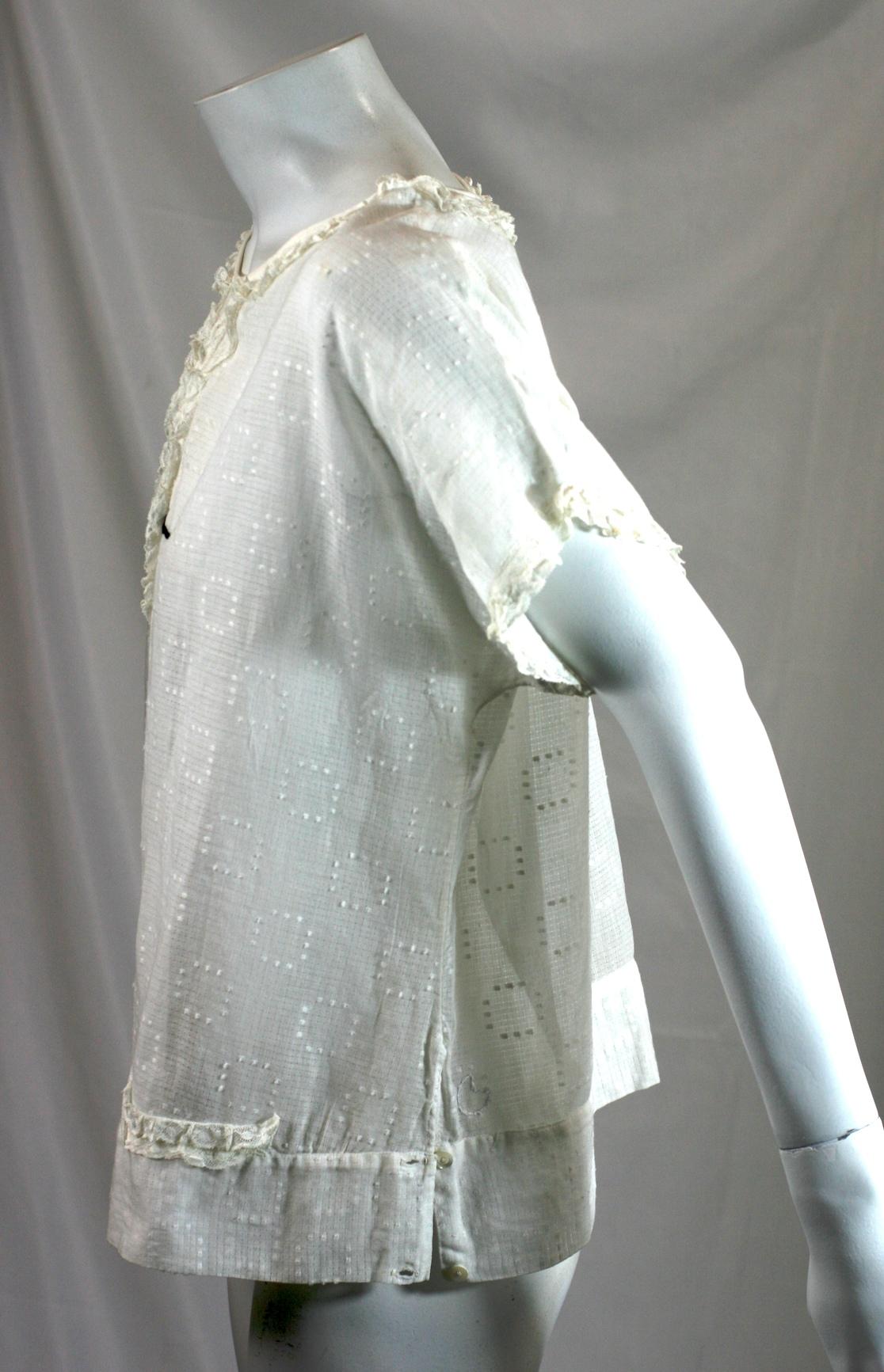 Recycelte, bestickte Batist-Bluse aus den 1920er Jahren, Studio VL im Zustand „Hervorragend“ im Angebot in New York, NY