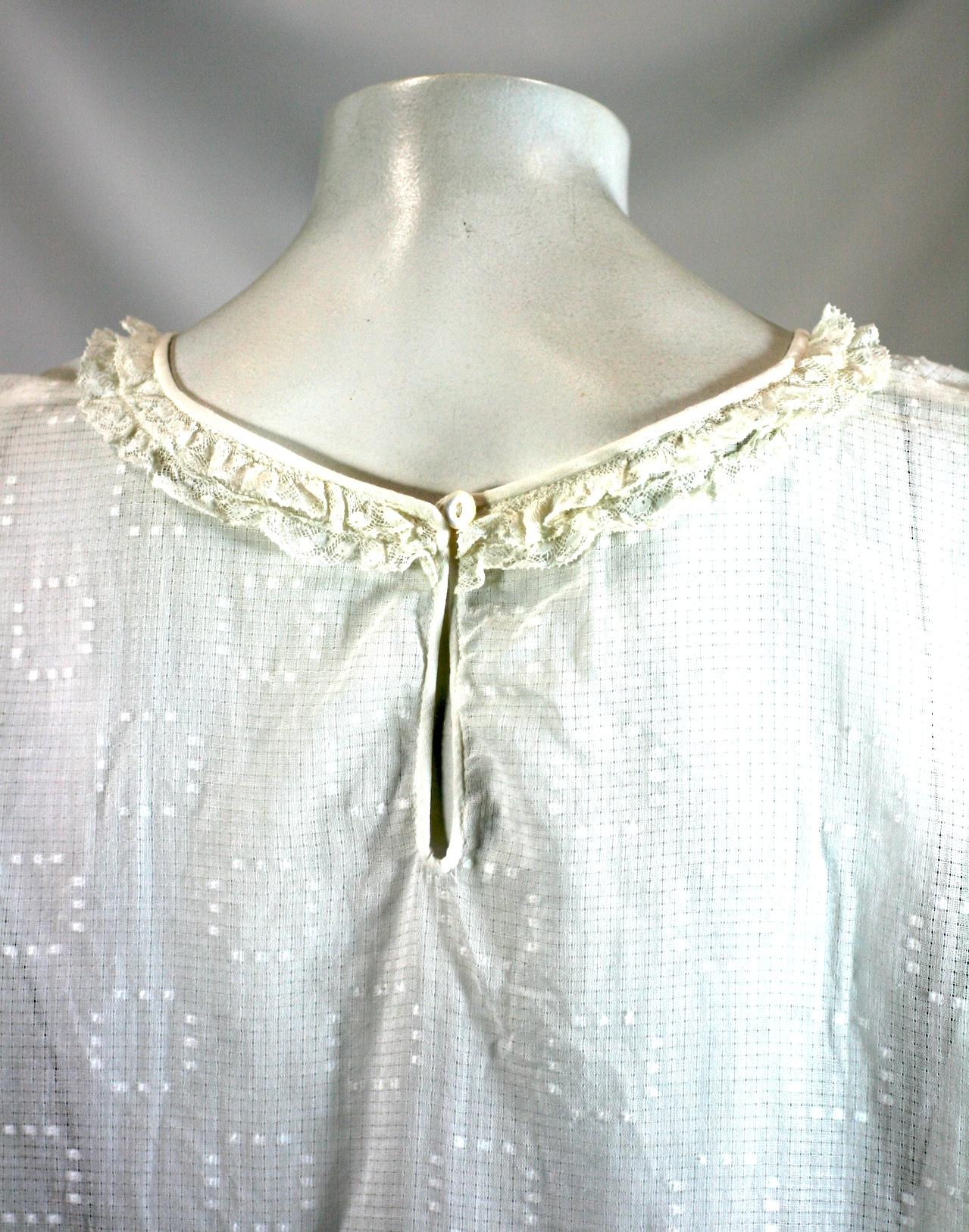 Recycelte, bestickte Batist-Bluse aus den 1920er Jahren, Studio VL im Angebot 2