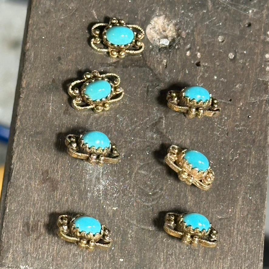 Upcycled turquoise in 14k gold, and upcycled 18k gold rolo chain bracelet  For Sale 3