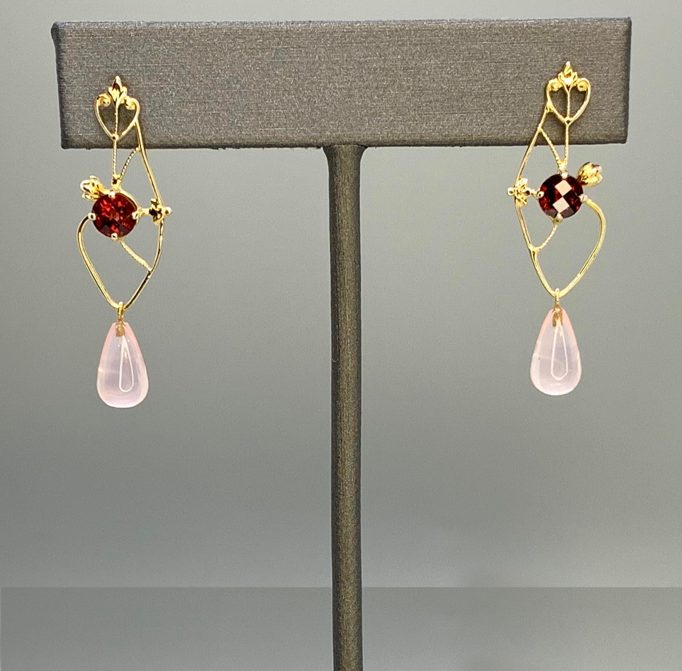 Ces boucles d'oreilles briolettes en grenat et quartz rose en damier ont été fabriquées avec de l'or jaune 10k upcyclé à partir d'une délicate broche vintage, datant probablement des années 1920. La broche a été soigneusement démontée, réarrangée et