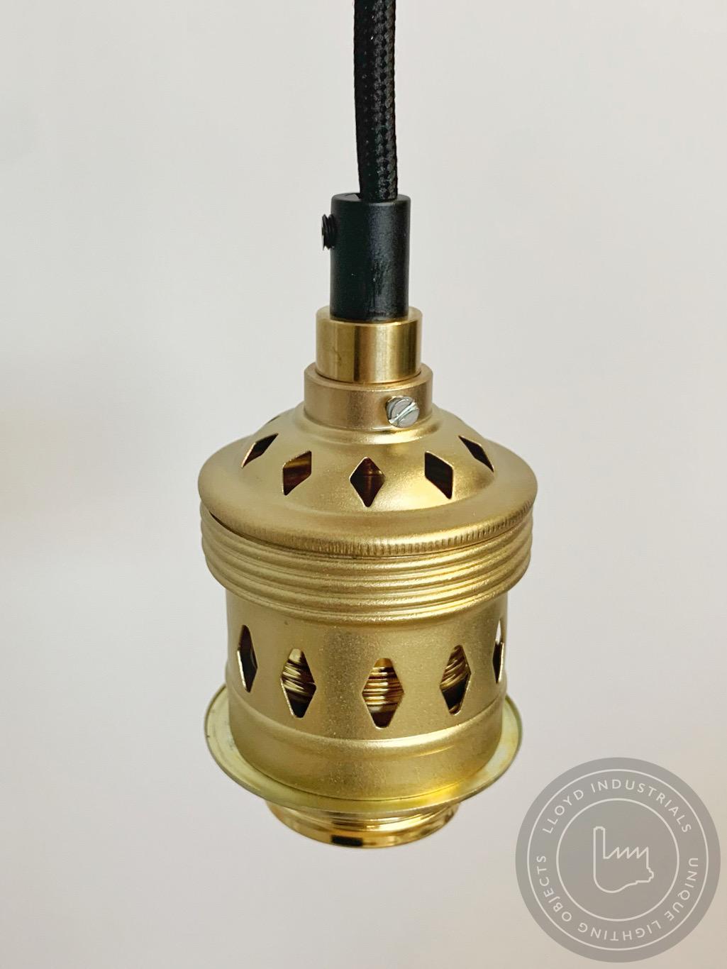 UPCYCLED LAMP FITTING
In the past, factory lamps were equipped with large E40 brass fittings. The casing of these old fittings is more than 70 years old. By blasting and polishing it it looks like new. We have replaced the interior with a new