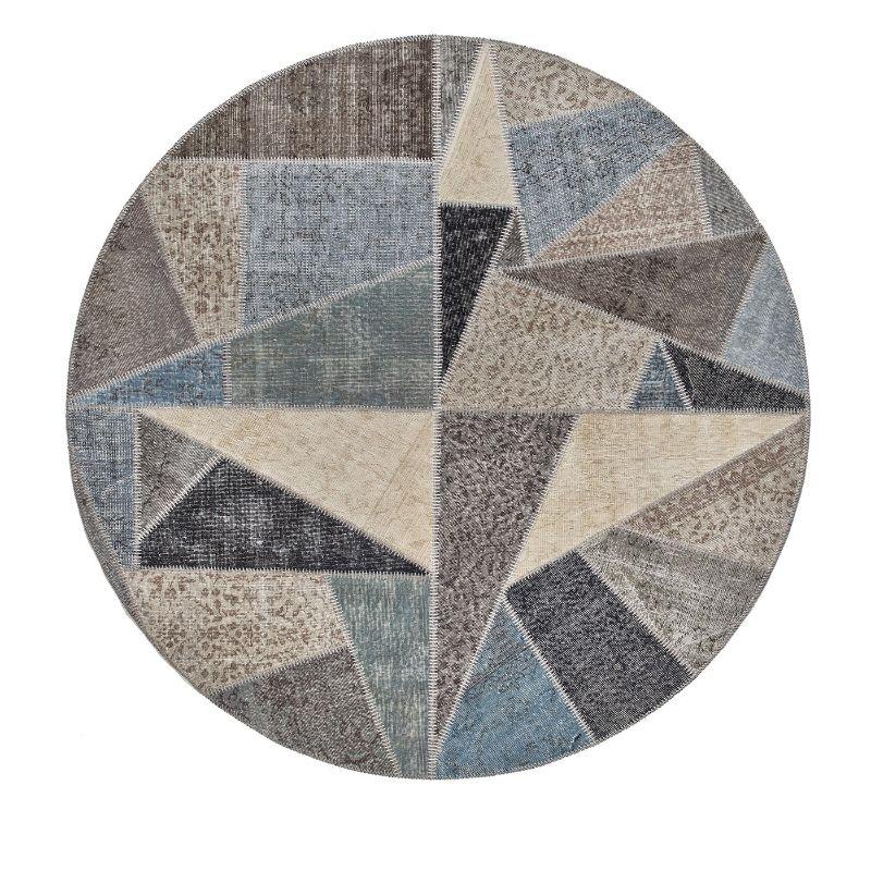 Dieser runde Crash-Teppich, der von türkischen Kunsthandwerkern aus wiederverwendeten Hanf- und Wolltextilien handgeknüpft wurde, gehört zur neuesten Upcycling-Kollektion von Sitap von Barbara Trombatore. Mit seiner eleganten Flachgewebe-Struktur
