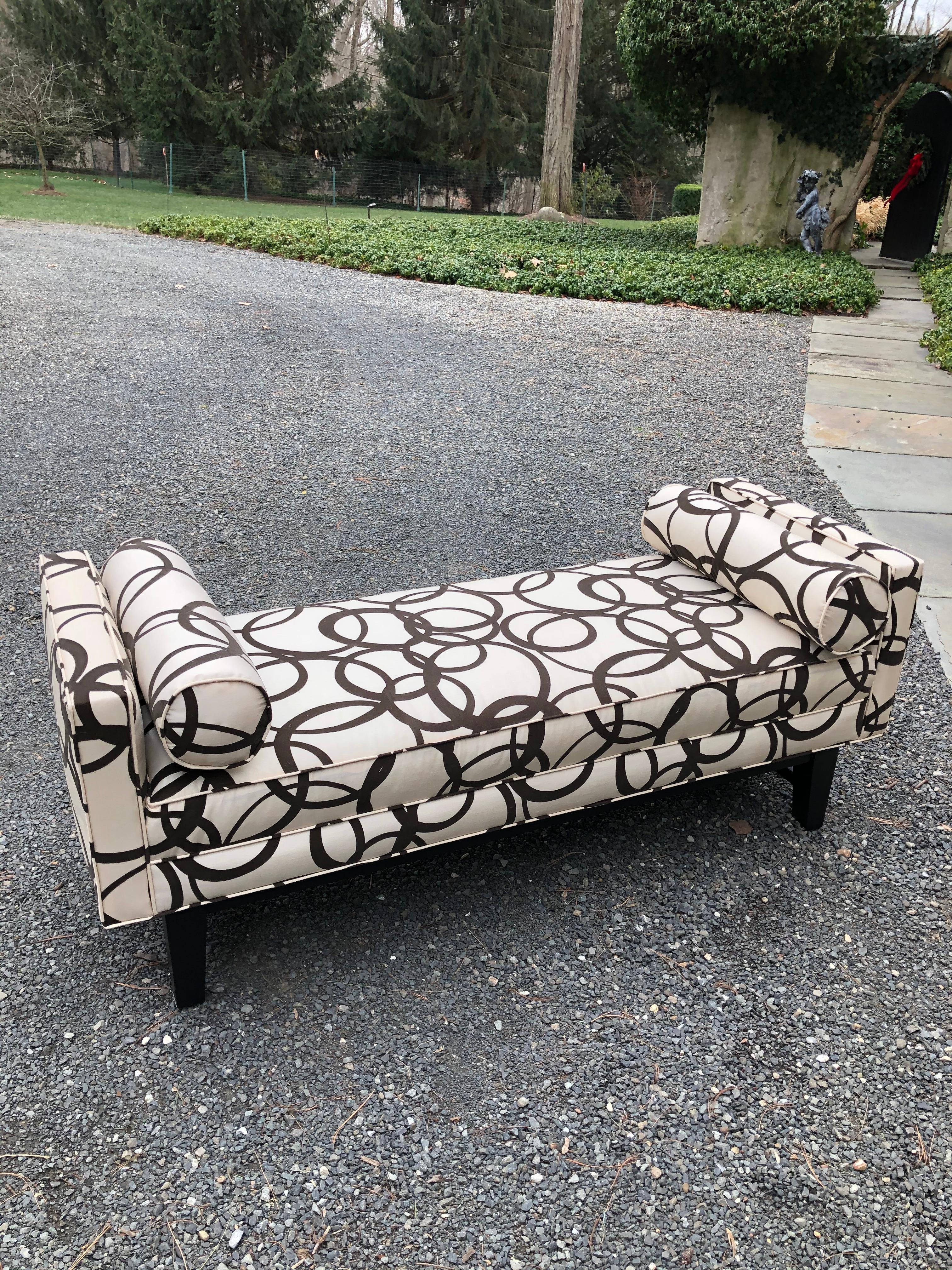 Updated Chic Mid-Century Modern Graphic Black and White Upholstered Bench In Good Condition For Sale In Hopewell, NJ