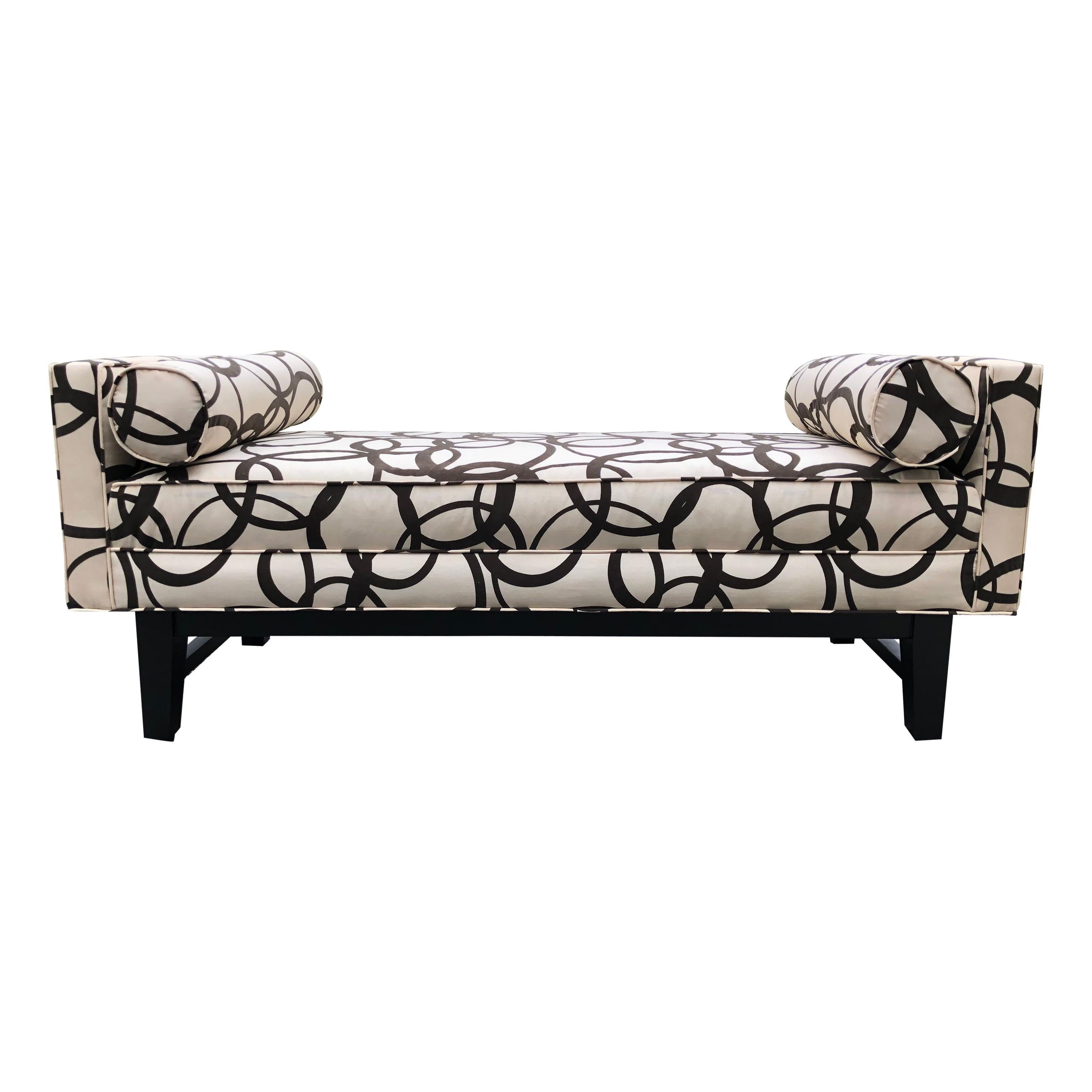 Banc à revêtement graphique noir et blanc graphique moderne du milieu du siècle dernier, mis à jour en vente