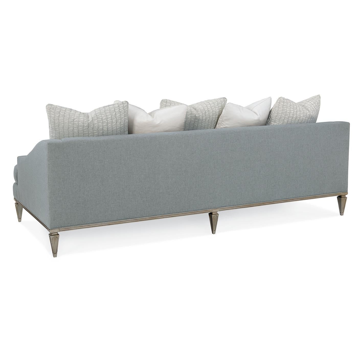 Aktualisiertes traditionelles Sofa im Zustand „Neu“ im Angebot in Westwood, NJ