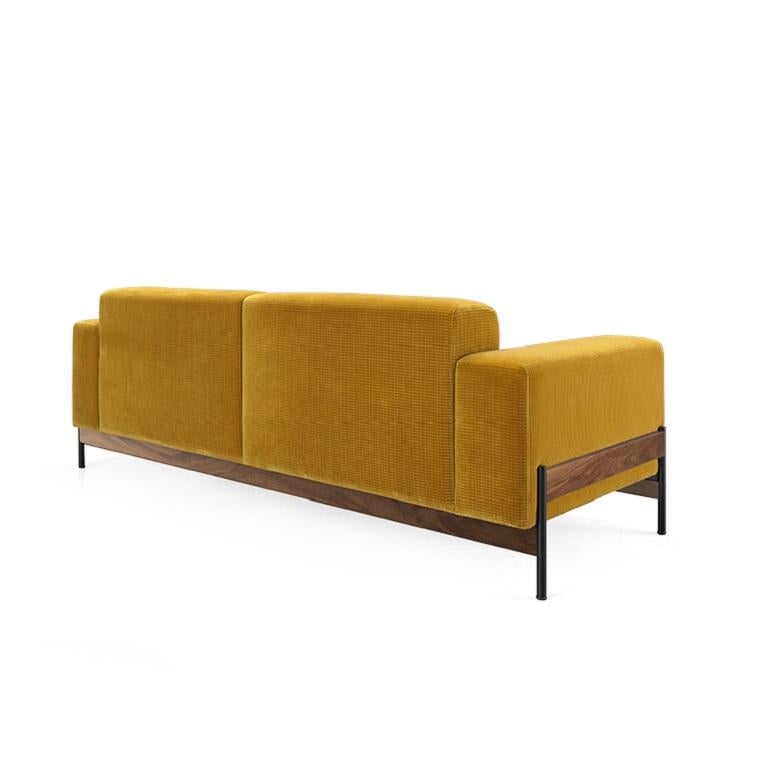 Gepolstertes Sofa mit 2 Sitzen und Eisen- und Holzstruktur. (Moderne) im Angebot
