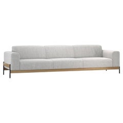 Gepolstertes Sofa mit 3 Sitzen und Eisen- und Holzstruktur.