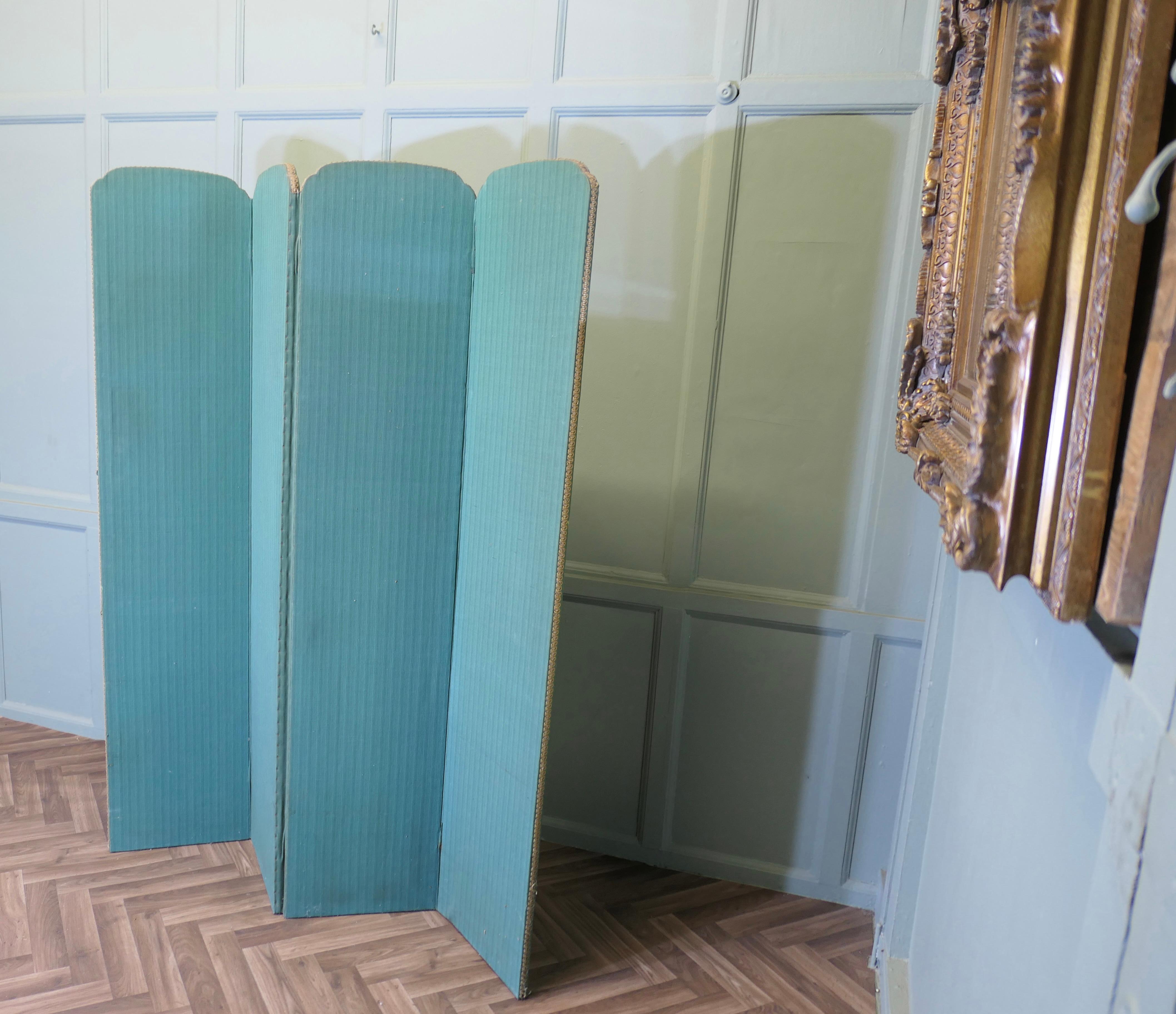 Mid-Century moderno Upholstered 4 Fold Screen, Room Divider This as a tall useful piece in vendita