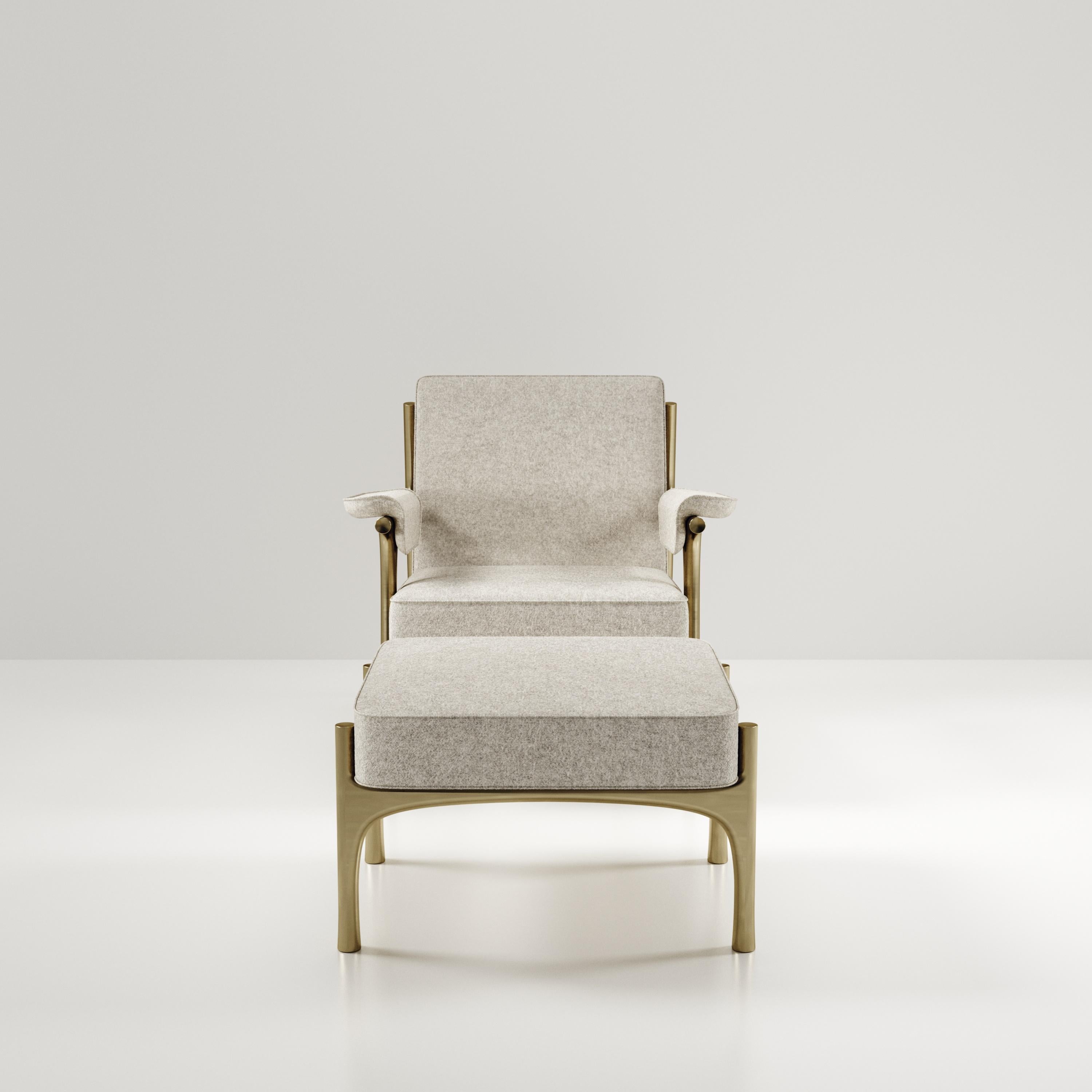 Gepolsterter Sessel und Fußhocker mit Messingdetails von R&Y Augousti im Angebot 4
