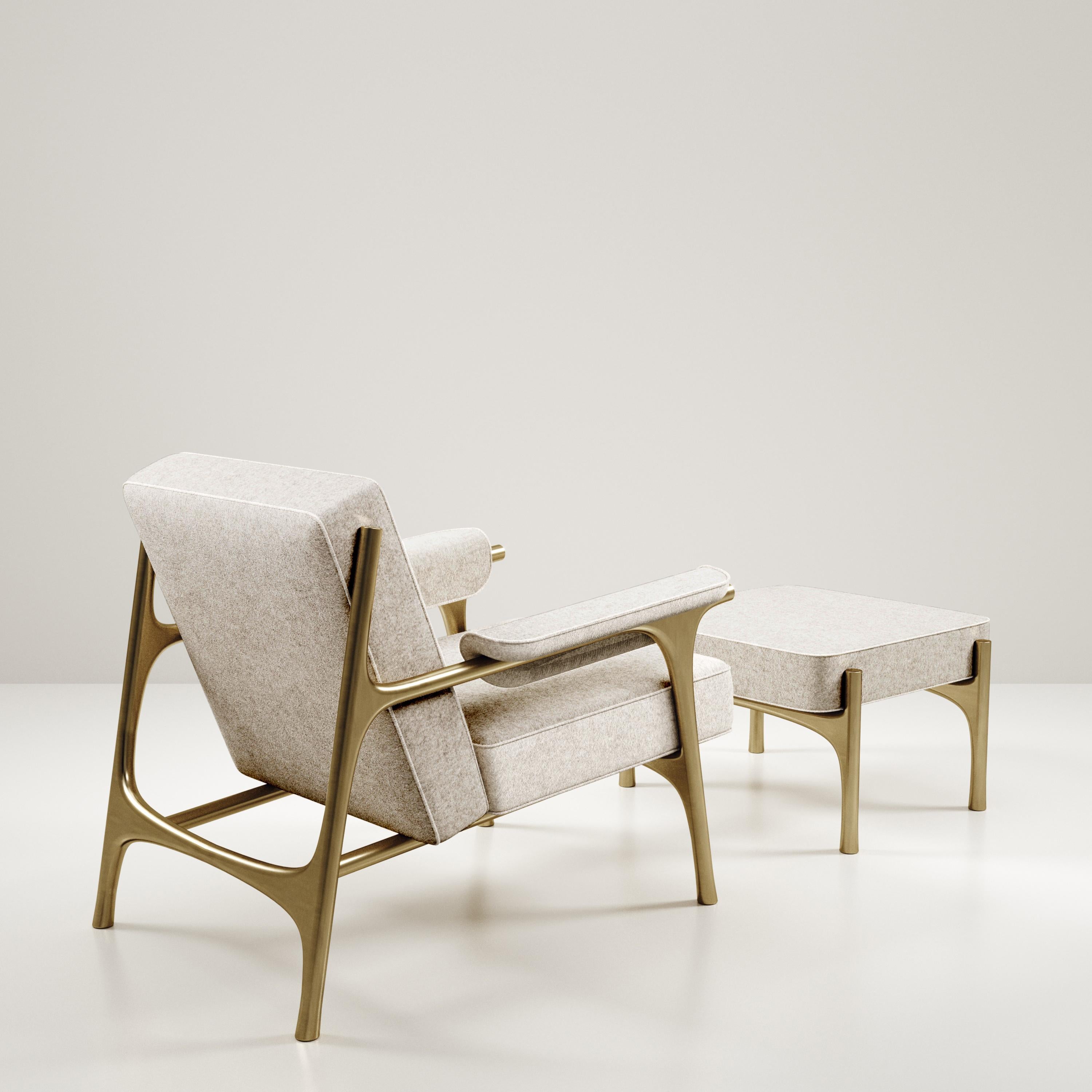 Gepolsterter Sessel und Fußhocker mit Messingdetails von R&Y Augousti (Art déco) im Angebot