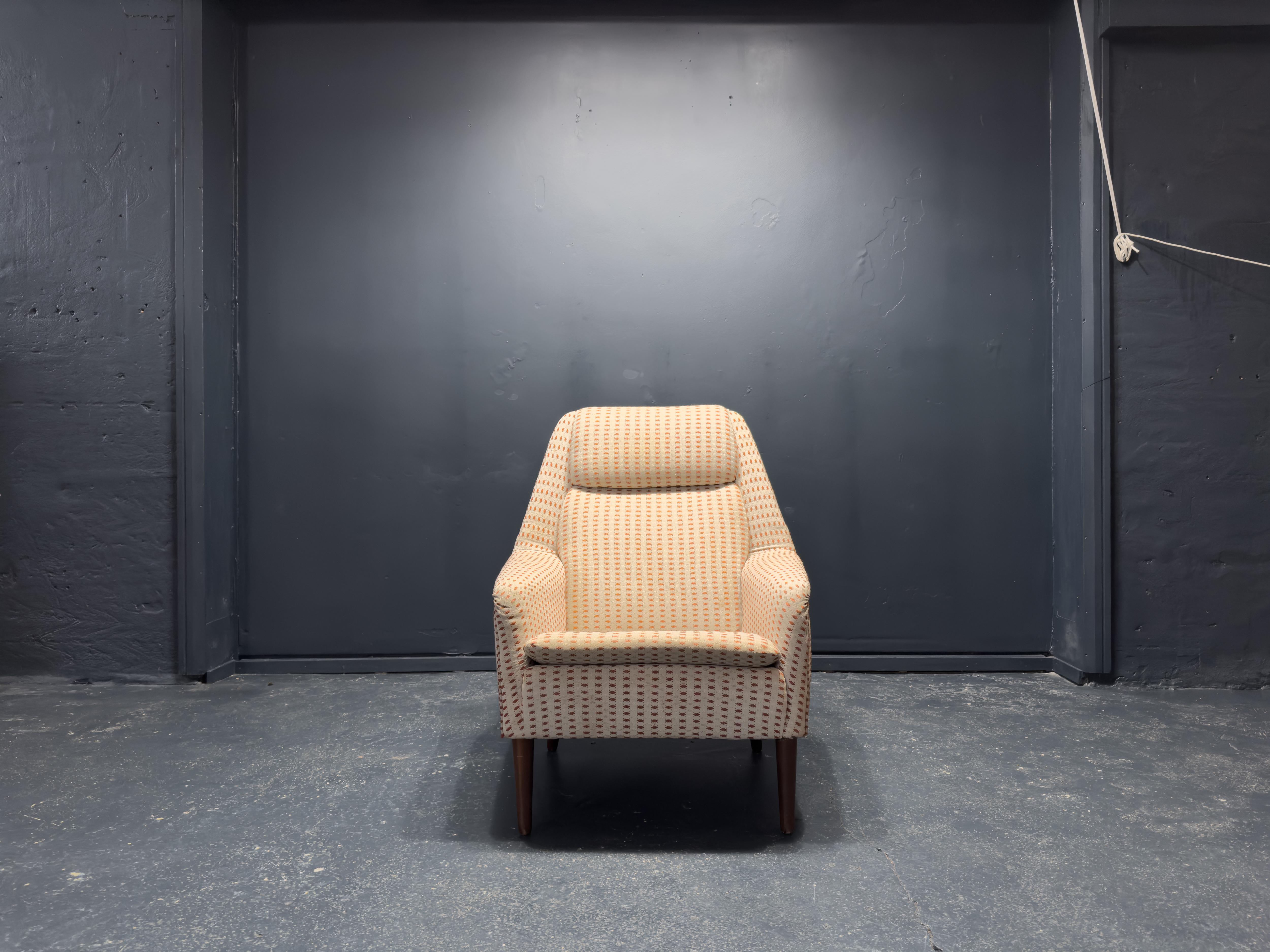 Este sillón tapizado danés es una mezcla perfecta de comodidad, carácter y diseño atemporal. El respaldo alto y suavemente curvado, con acolchado integrado, y el asiento y los brazos generosamente acolchados proporcionan una sensación afelpada y