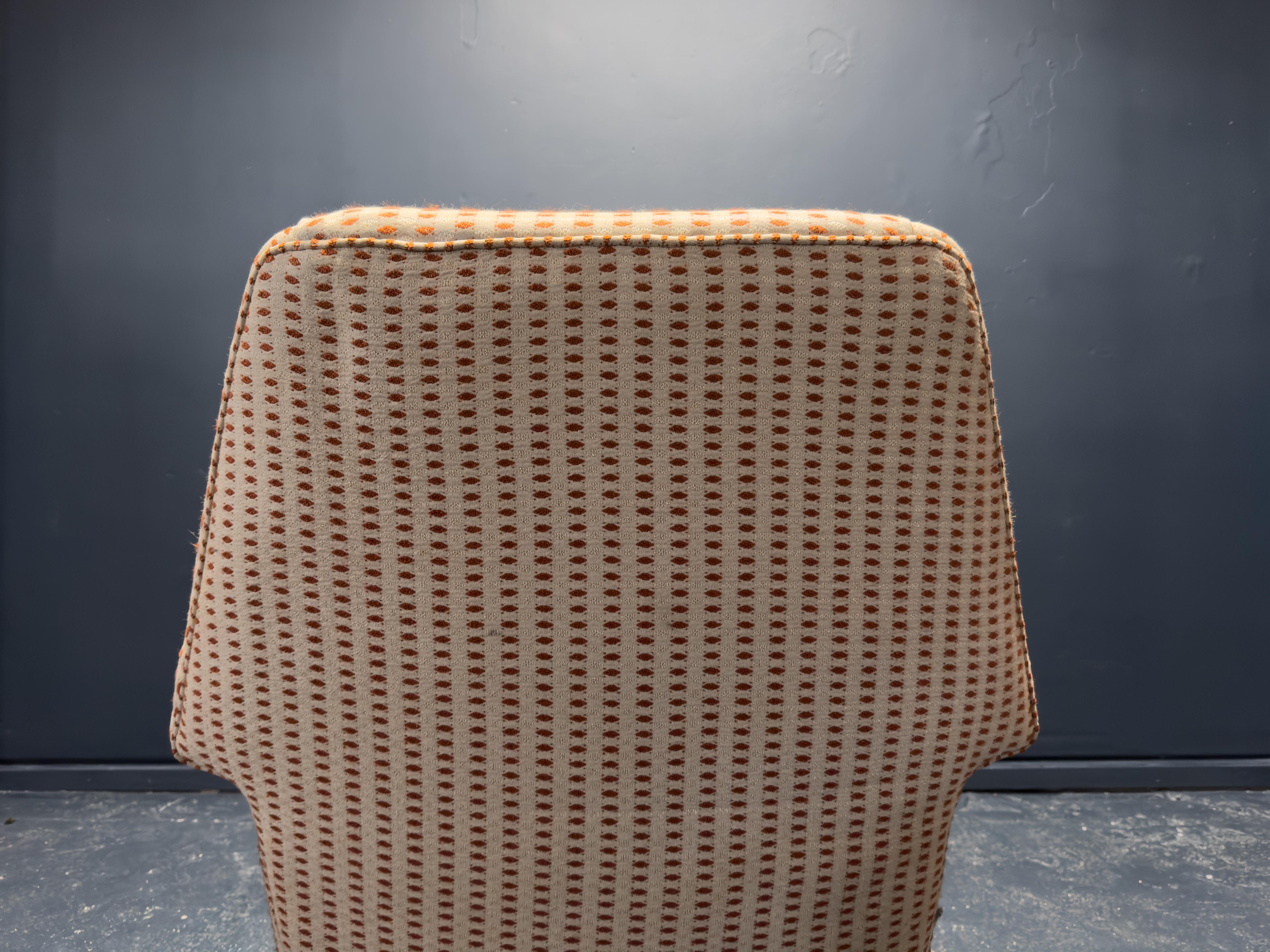 Sillón tapizado mediados del siglo XX en venta