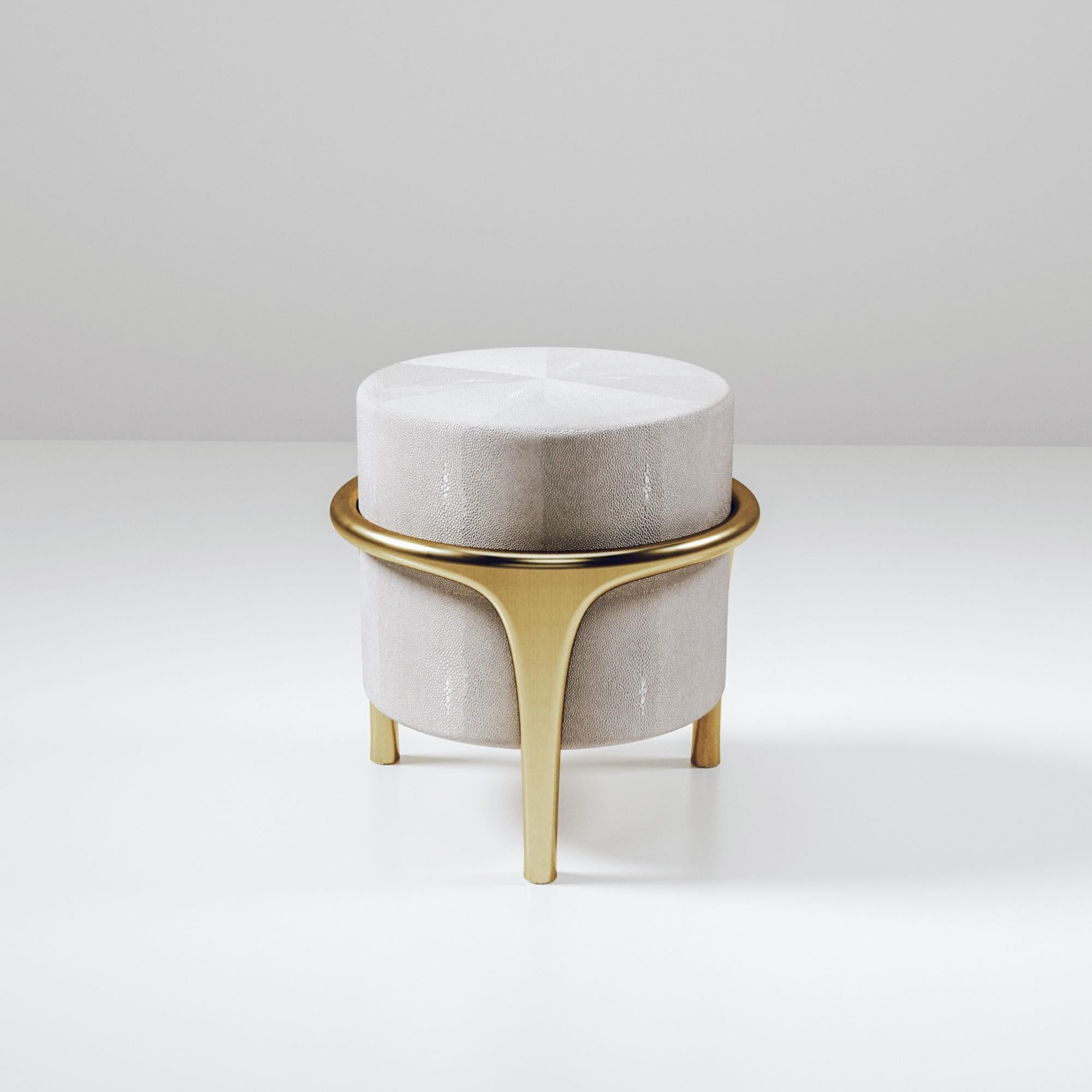 Gepolsterter Sessel mit Bronze-Patina-Messingdetails von R&Y Augousti im Angebot 11
