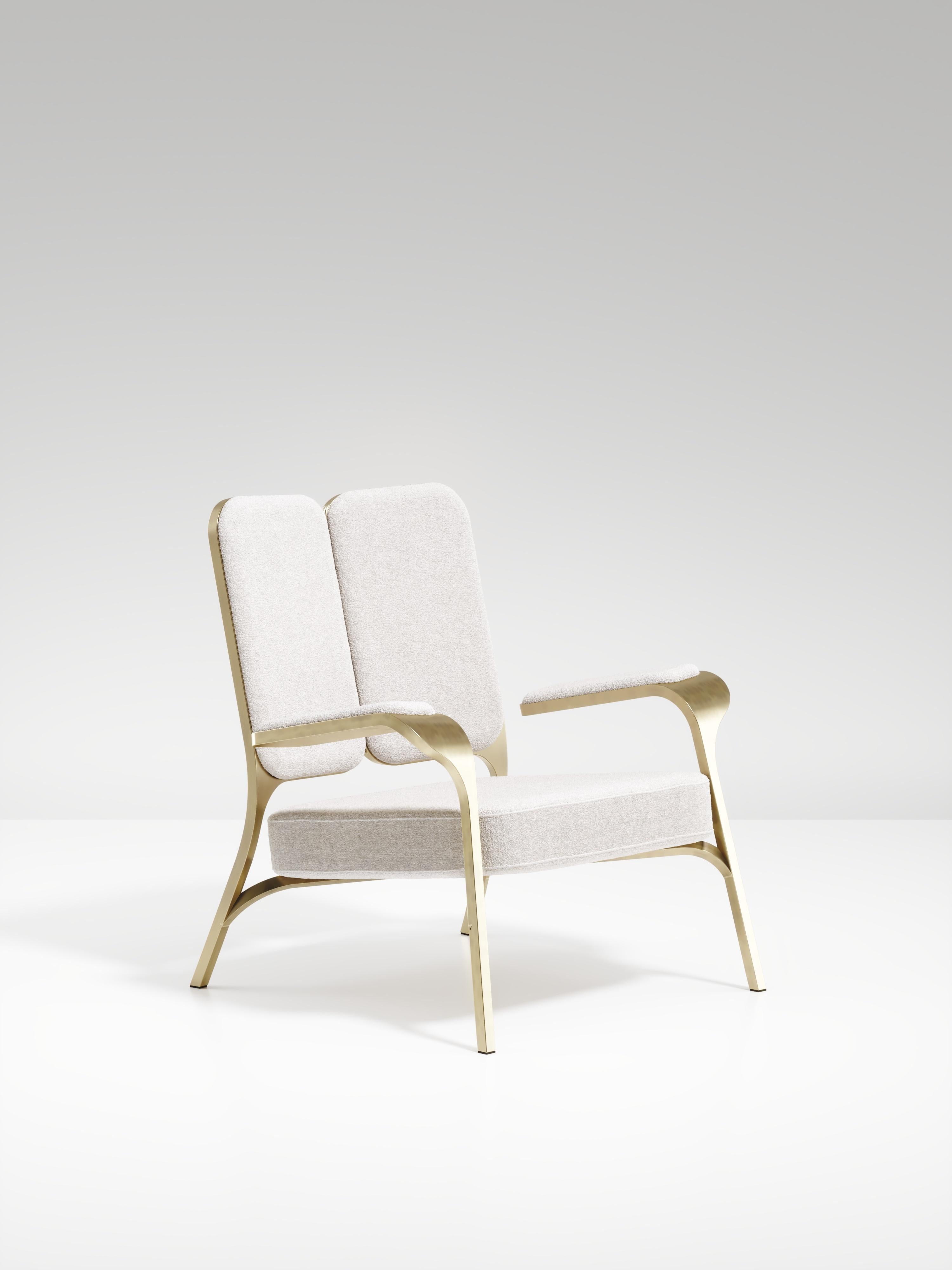 The Set of 2 Gingko armchairs by R & Y Augousti are elegant and whimsical pieces. The cream linen upholstered pieces provide comfort while exuding a playful aesthetic in its abstract nod to a butterfly with the form of its backrest and intricate