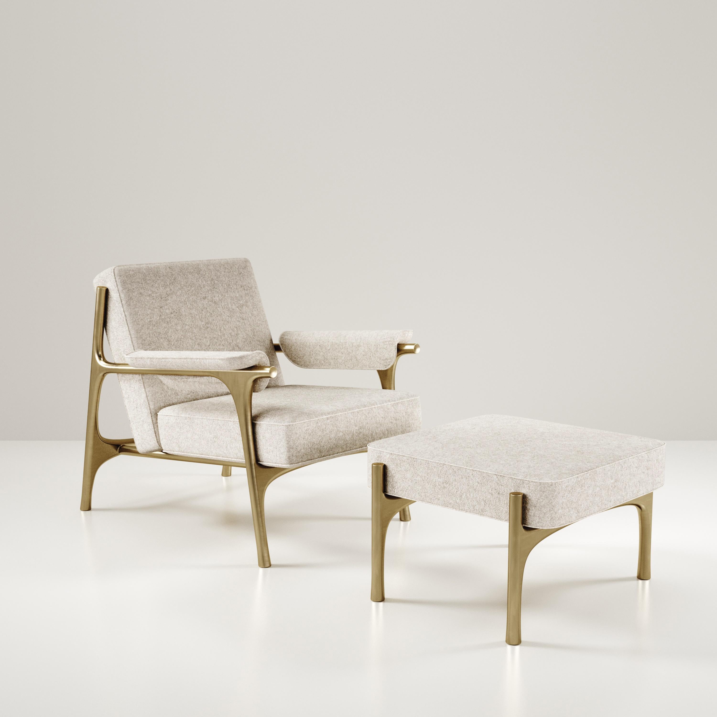 Gepolsterter Sessel mit Bronze-Patina-Messingdetails von R&Y Augousti (Handgefertigt) im Angebot