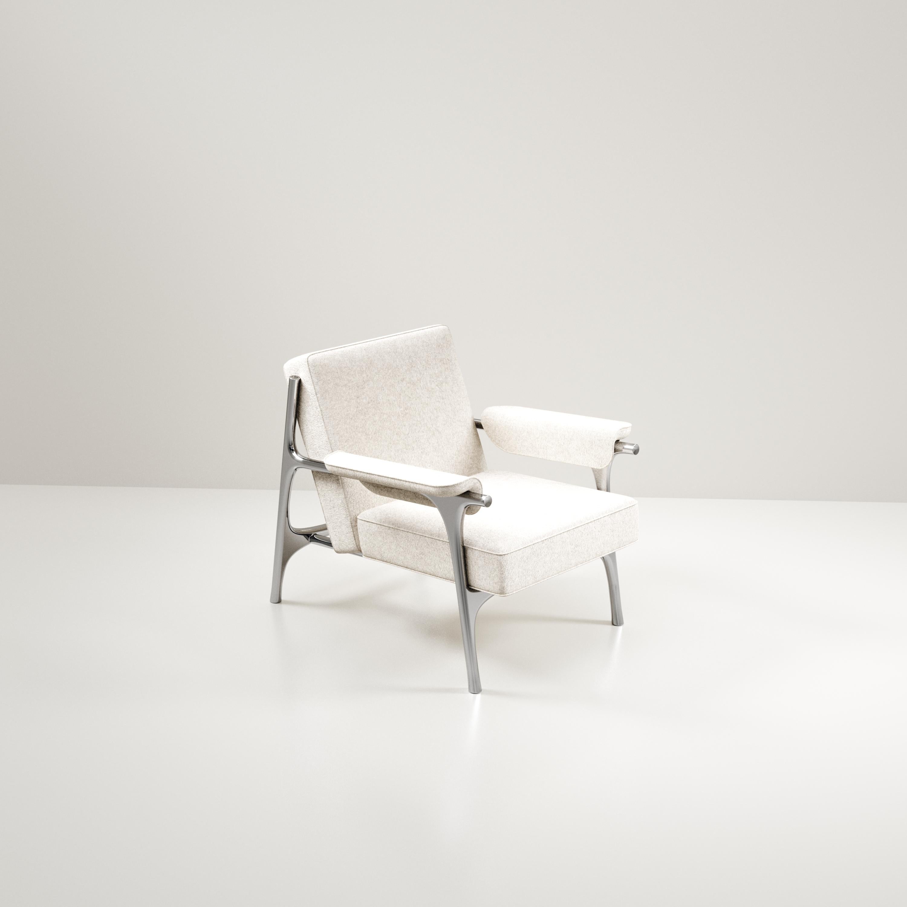 Der Sessel Ramo von R & Y Augousti ist ein elegantes und vielseitiges Möbelstück. Das gepolsterte Stück bietet Komfort, während es mit dem verchromten Gestell und den Details aus poliertem Edelstahl eine einzigartige Ästhetik beibehält. Diese