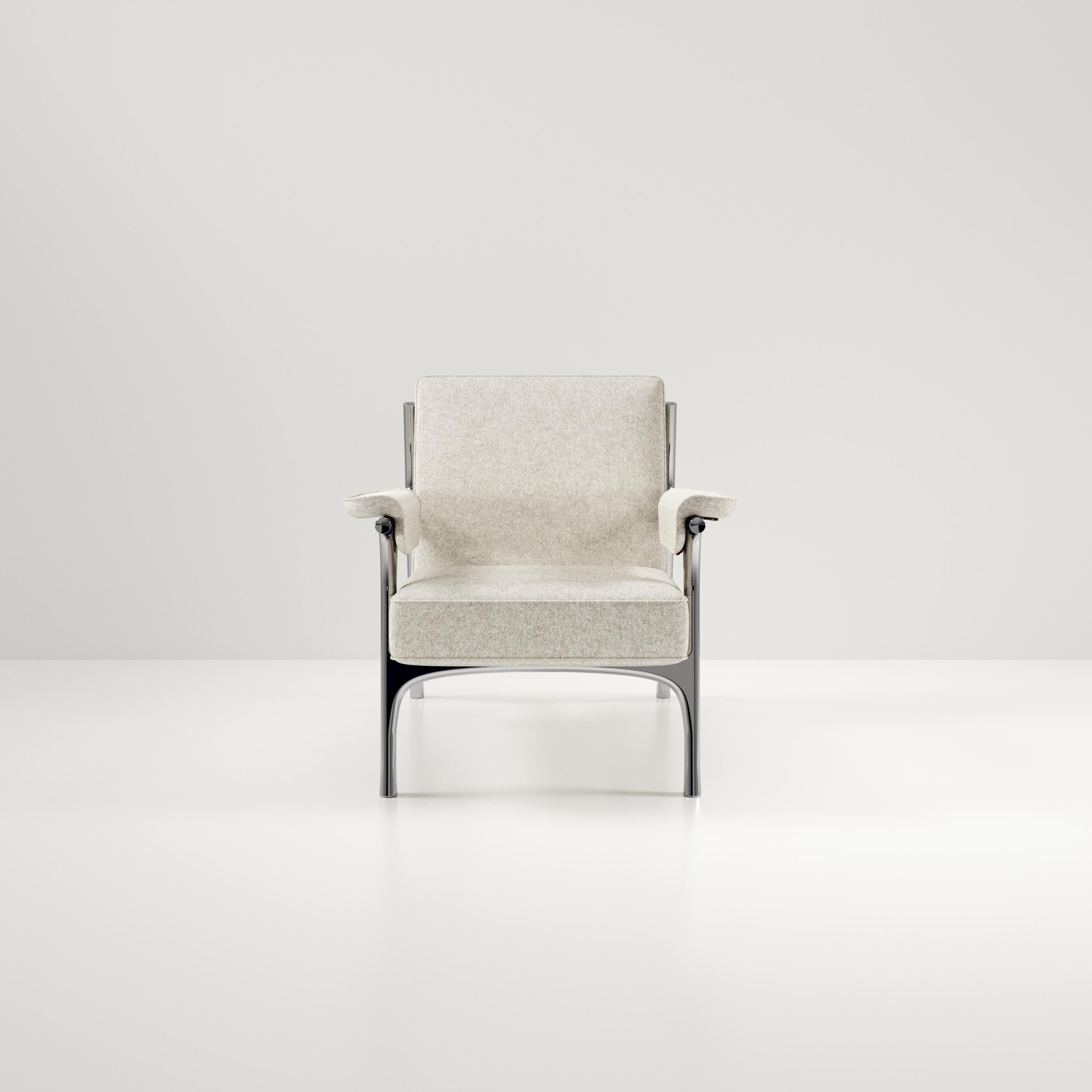 Gepolsterter Sessel mit verchromten Edelstahldetails von R&Y Augousti (Art déco) im Angebot