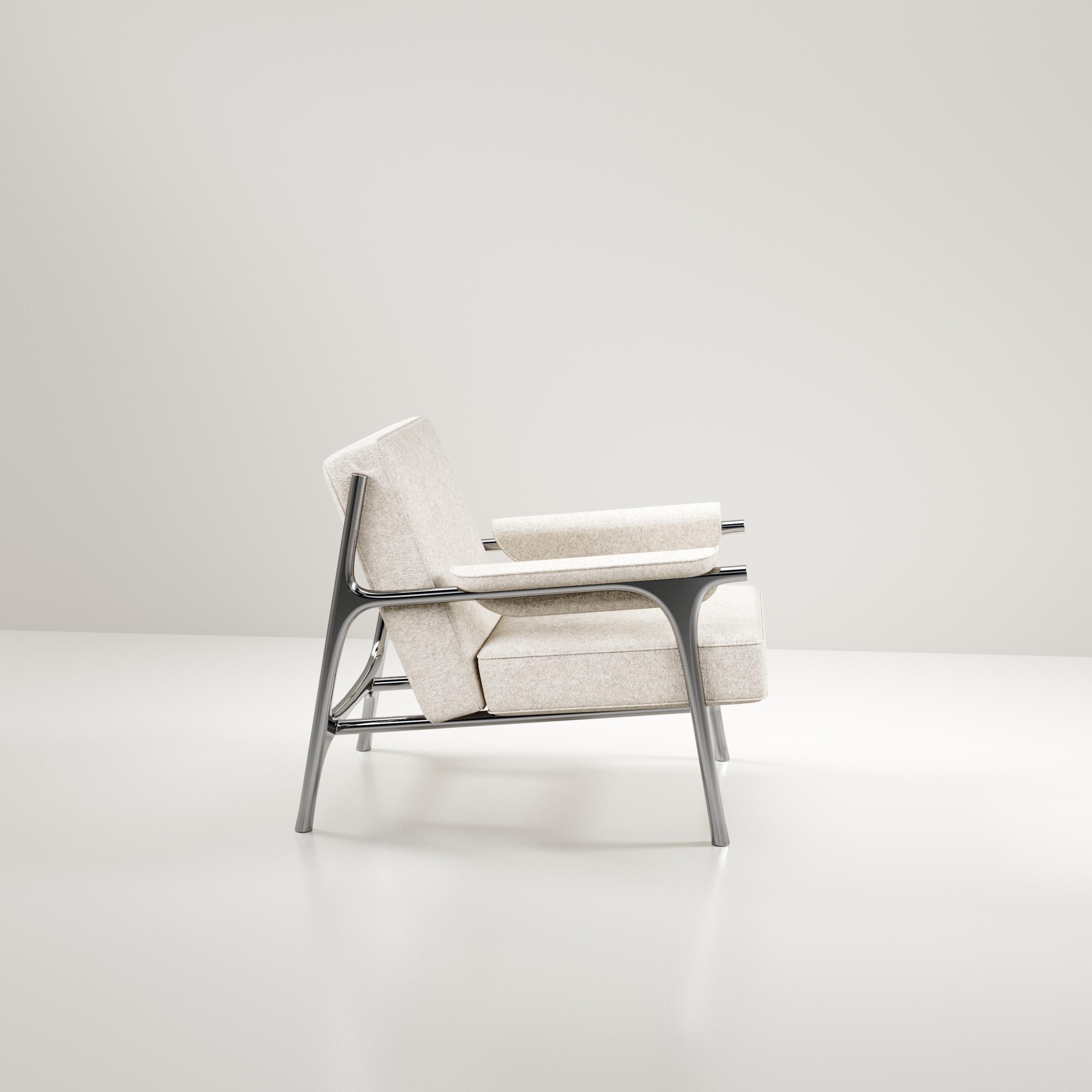 Gepolsterter Sessel mit verchromten Edelstahldetails von R&Y Augousti (Französisch) im Angebot