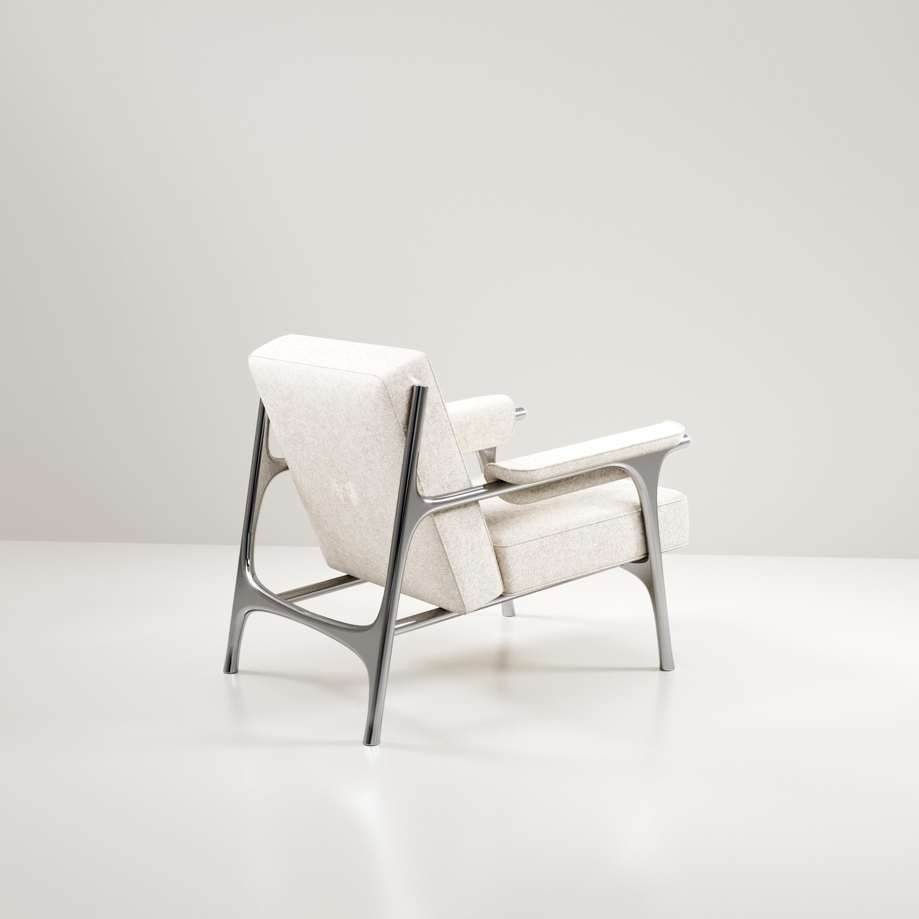 Gepolsterter Sessel mit verchromten Edelstahldetails von R&Y Augousti (Handgefertigt) im Angebot