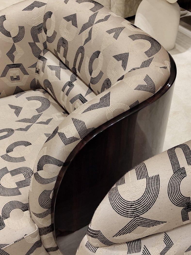 Gepolsterter Sessel mit Gestell aus Ebenholz und umlaufender Rückenlehne (Polster) im Angebot