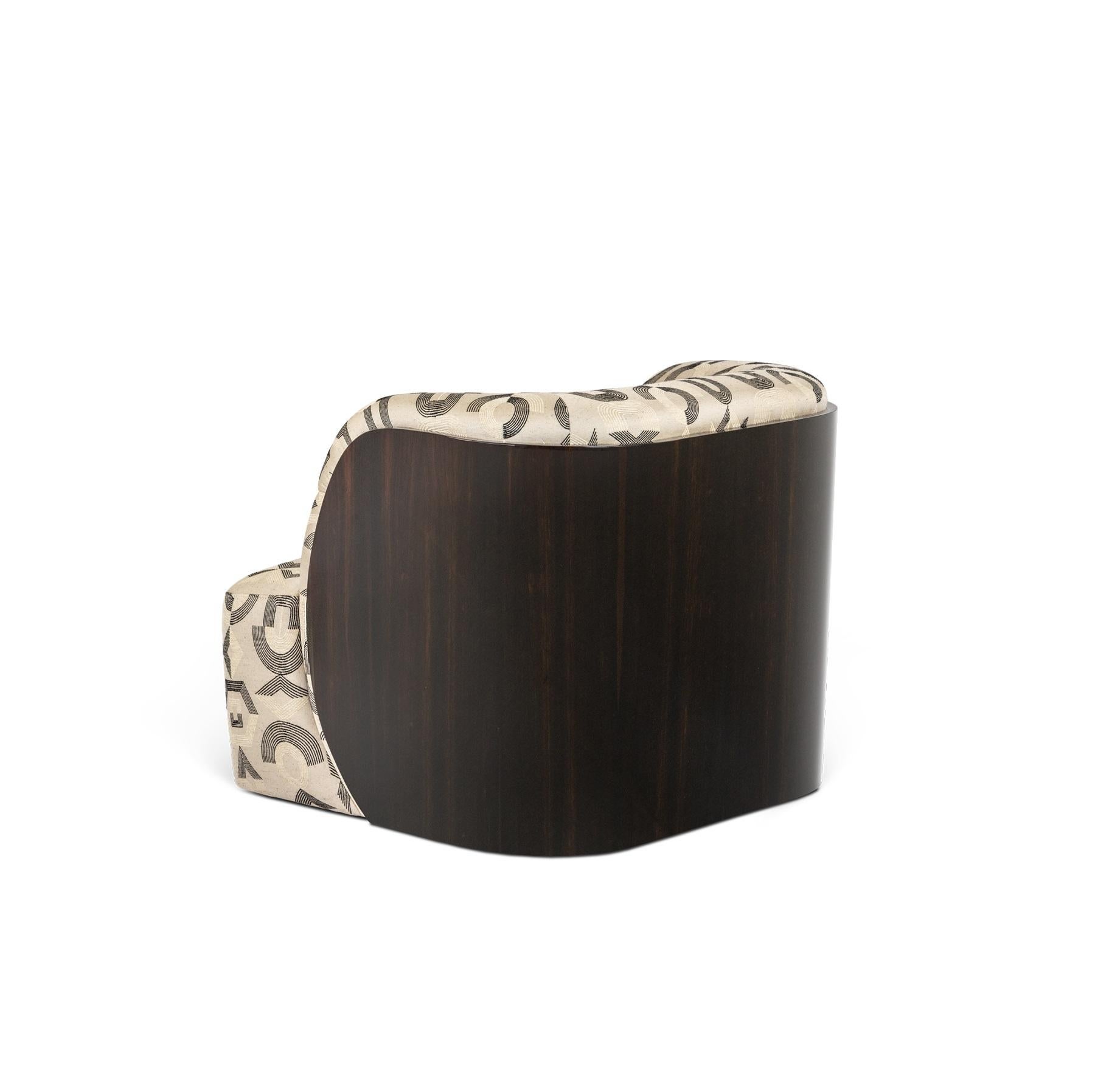 Questa poltrona elegante e sofisticata è uno studio di linee aggraziate e materiali di lusso. È dotato di un sedile imbottito per un comfort superiore. La sedia è definita dallo splendido schienale avvolgente, un elemento di design continuo e fluido