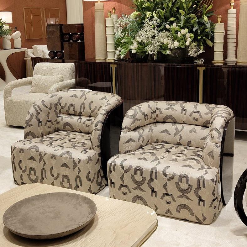 Mid-Century moderno Poltrona imbottita con struttura in Wood Wood Ebony e schienale avvolgente in vendita
