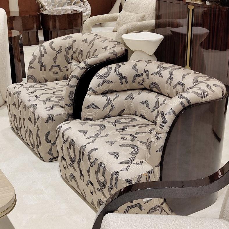 Poltrona imbottita con struttura in Wood Wood Ebony e schienale avvolgente In condizioni Nuovo in vendita a NEW YORK, NY