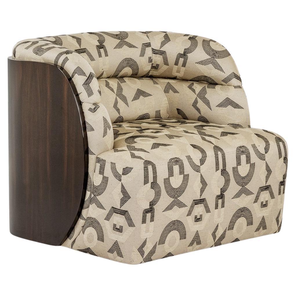 Poltrona imbottita con struttura in Wood Wood Ebony e schienale avvolgente in vendita