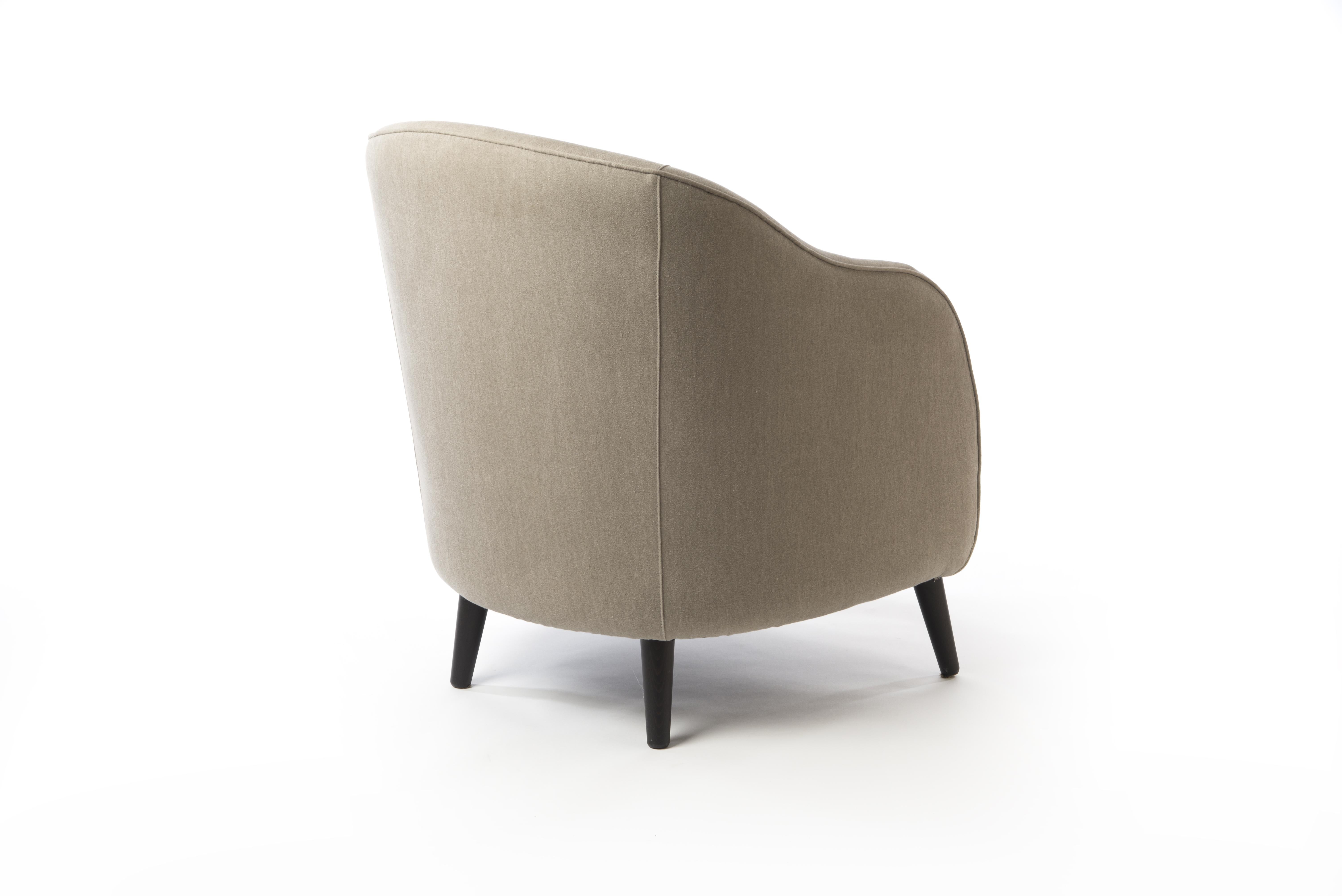 This adorable armchair featuring solid beechwood legs and a beige cotton fabric instantly conveys the feeling of casual living. With its natural look this armchair is a great addition to any Nordic or Scandinavian interior. The rounded Silhouette of