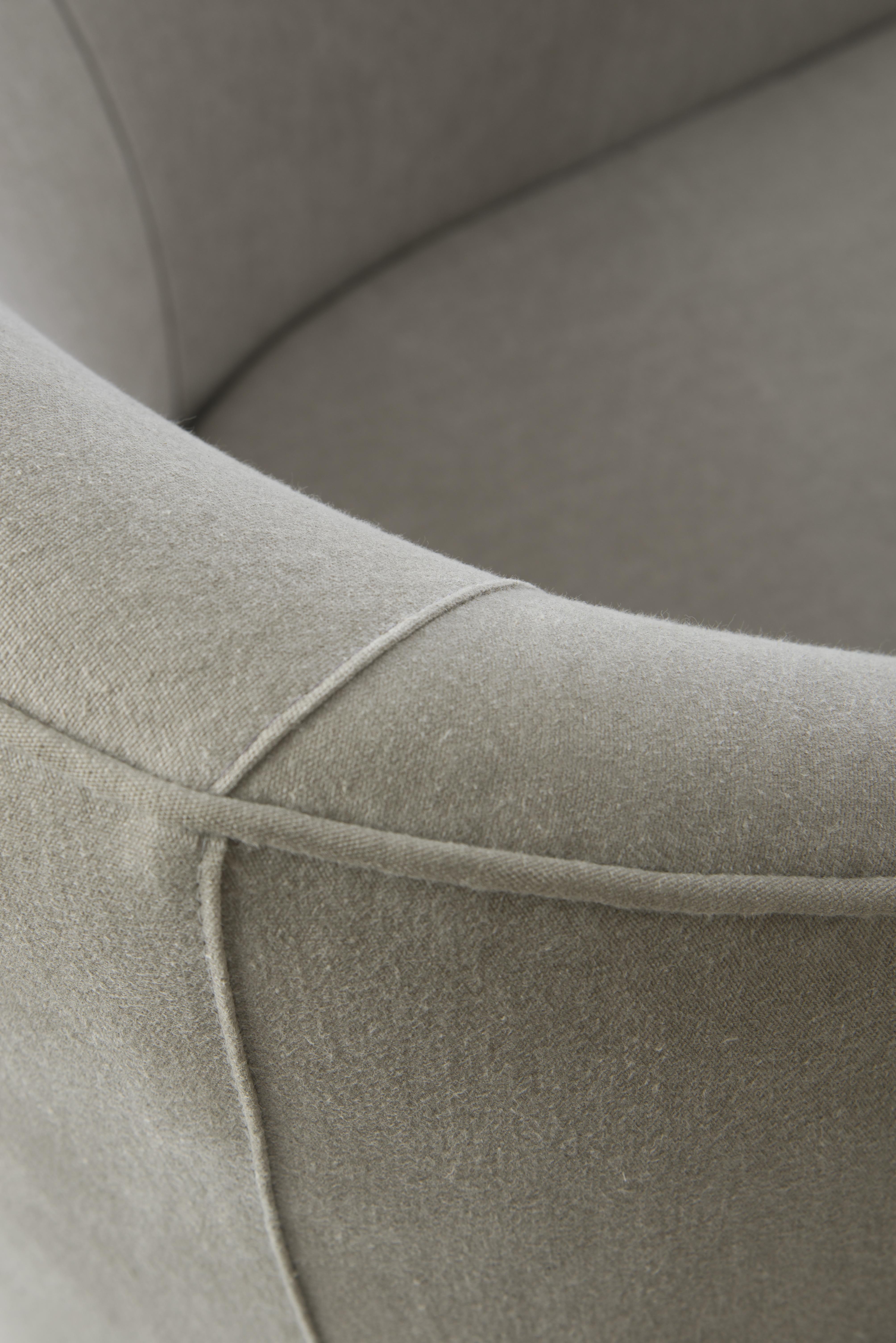 Gepolsterter Sessel mit Holzbeinen und beigefarbenem Baumwollstoff (Skandinavische Moderne) im Angebot