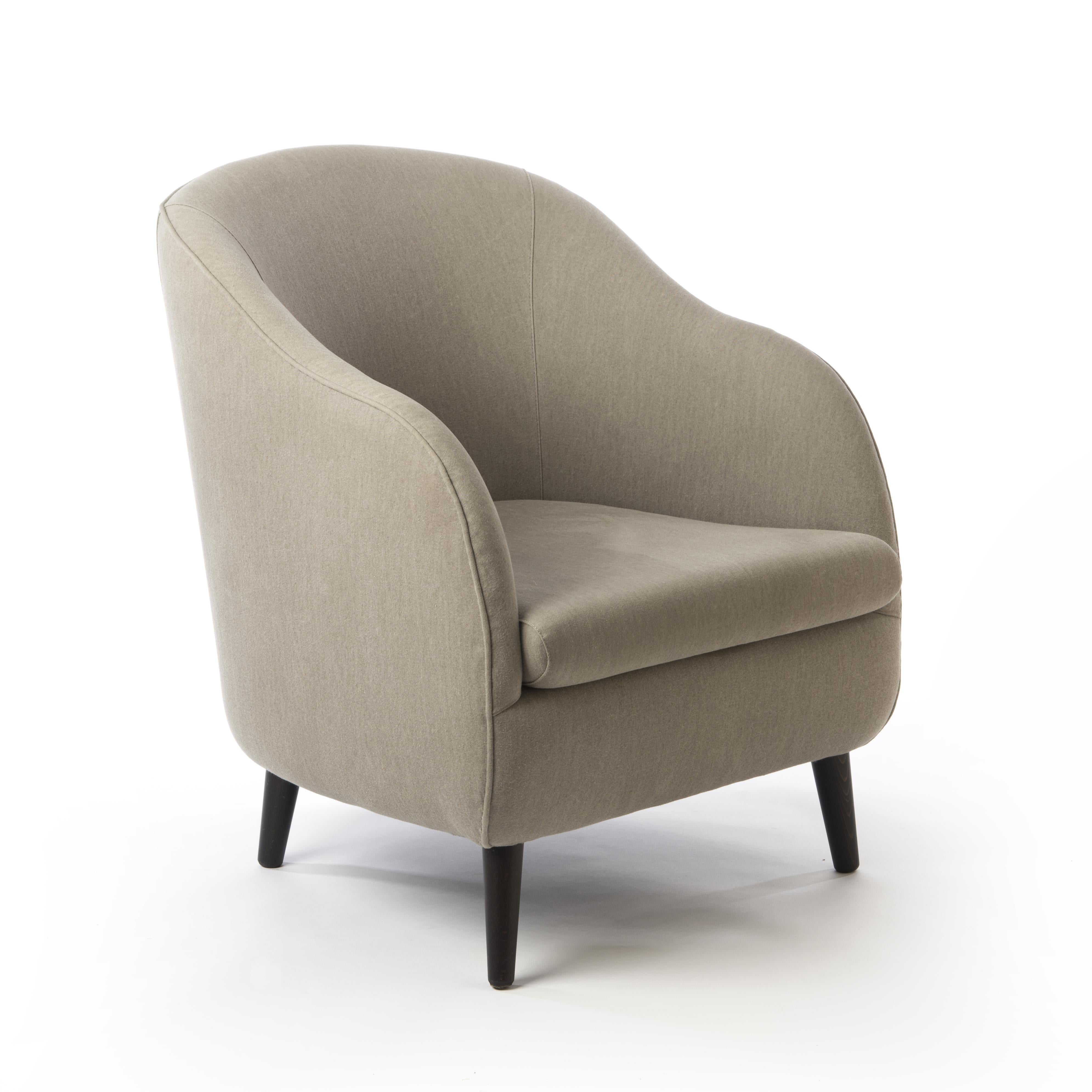 Scandinavian Modern Upholstered Armchair with Wooden Legs and Beige Cotton Fabric For Sale