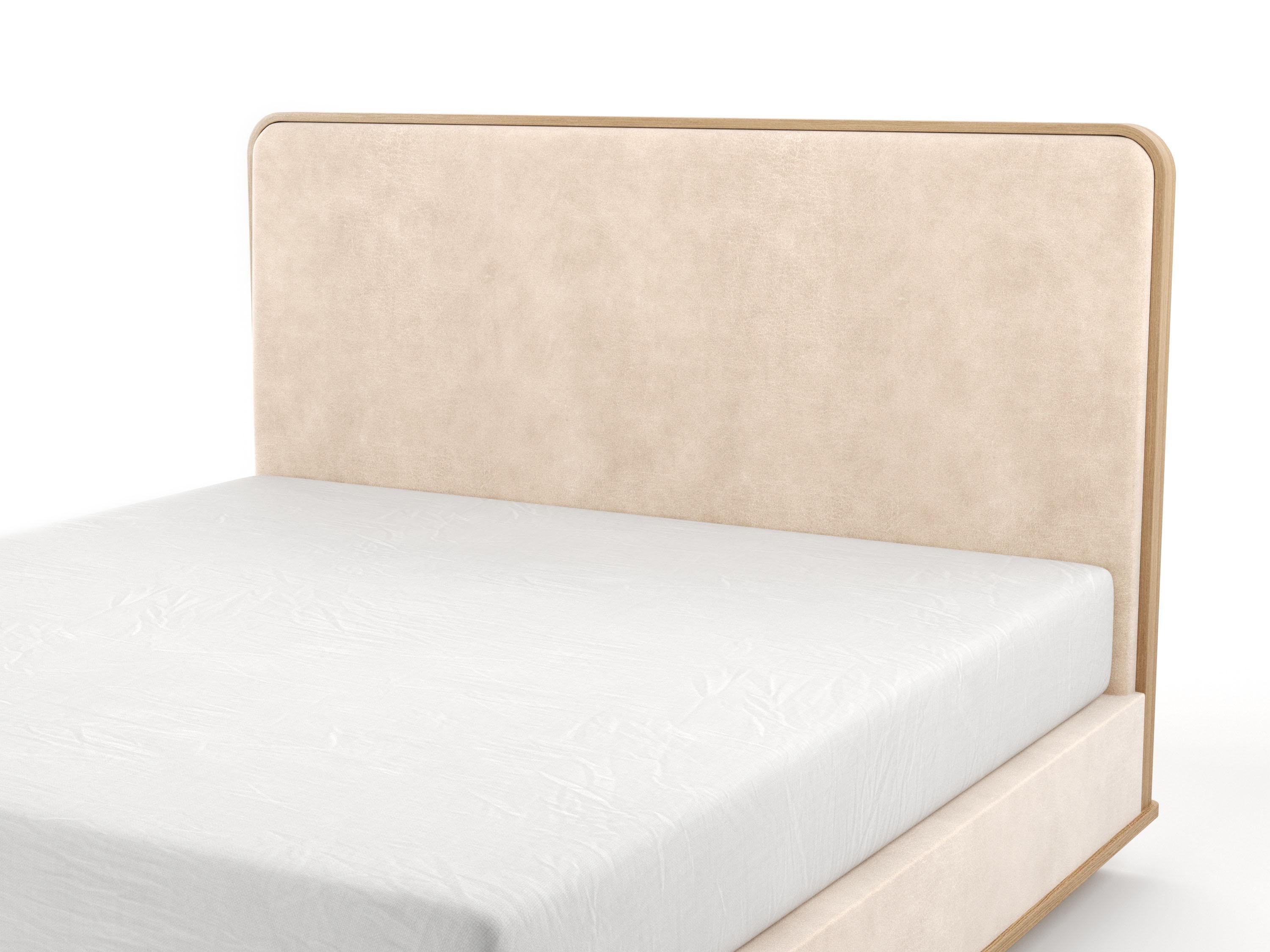 Gepolstertes Bett mit abgerundetem, abgedecktem Kopfteil auf geschnitzter Holzplatte und Sockel  (amerikanisch) im Angebot