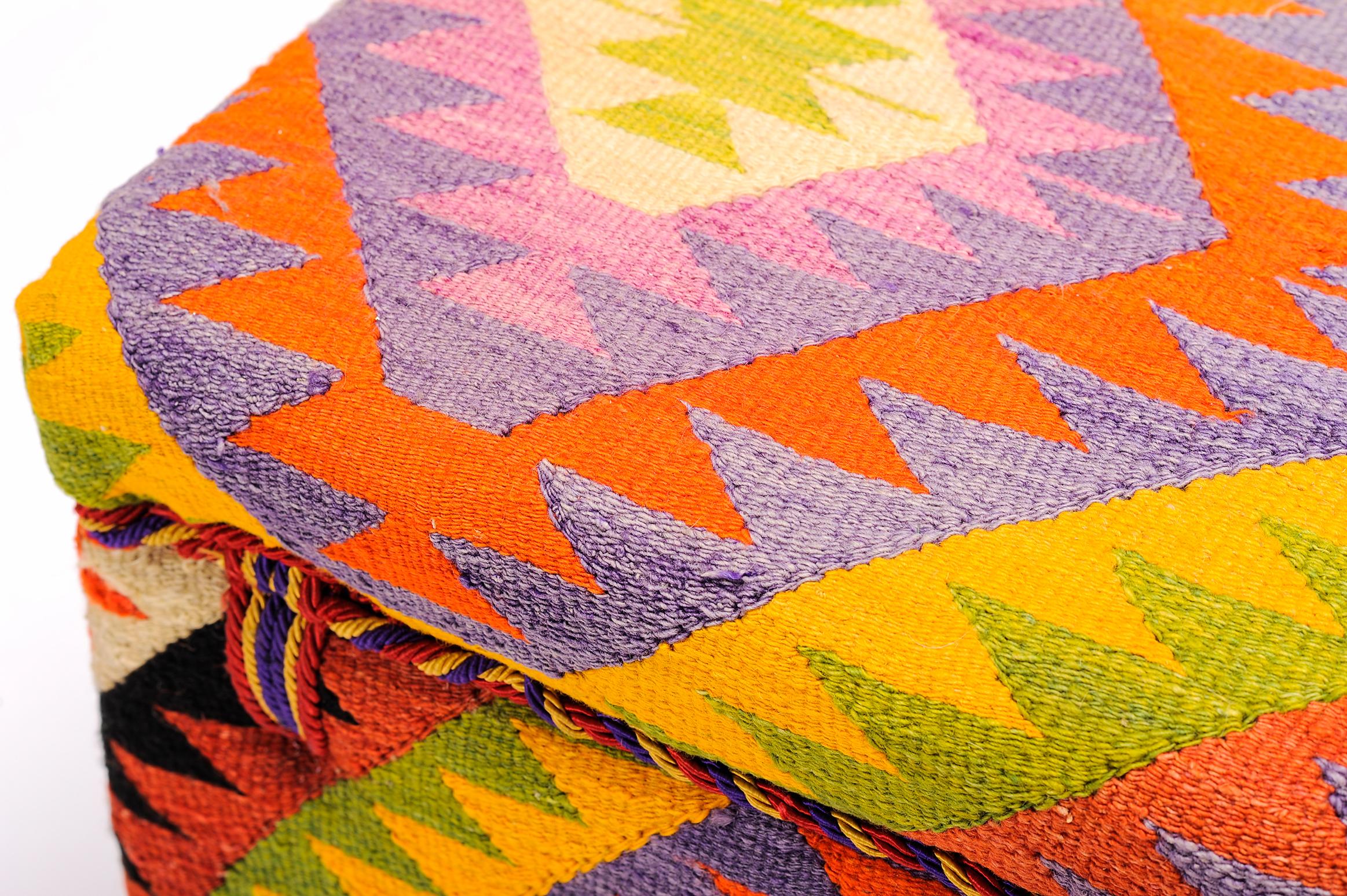 Vivid colors Anatolian Kilim for this upholstered bench, with modern taste.



M/634.