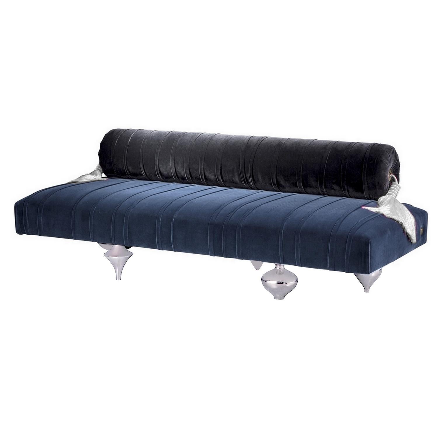 Auf Lager in Los Angeles:: gepolstertes Lounge-Sofa aus blauem Samt:: hergestellt in Italien (Moderne)