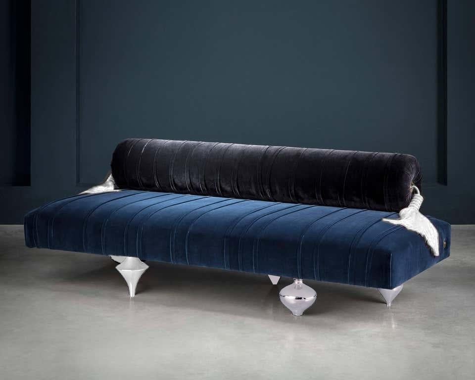 Auf Lager in Los Angeles:: gepolstertes Lounge-Sofa aus blauem Samt:: hergestellt in Italien im Zustand „Hervorragend“ in Beverly Hills, CA