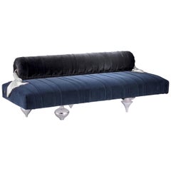 Auf Lager in Los Angeles:: gepolstertes Lounge-Sofa aus blauem Samt:: hergestellt in Italien