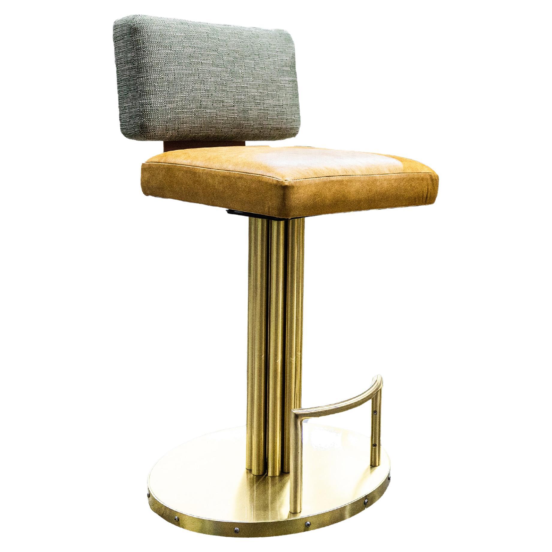  Tabouret de bar tapissé en laiton par Basile Built - Édition limitée en vente