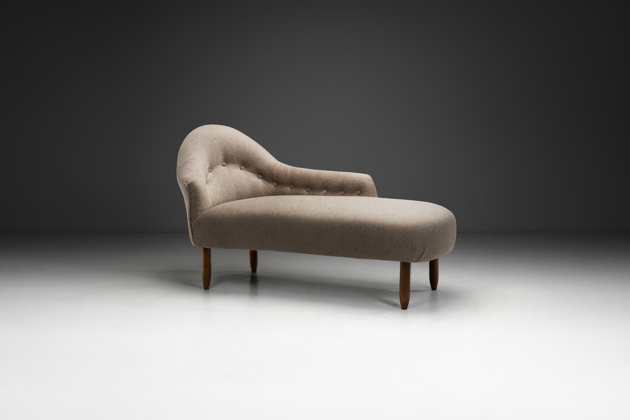 Bei dieser wunderschönen Chaiselongue stehen die Verwendung hochwertiger MATERIALIEN, der Komfort und die Handwerkskunst der dänischen Tischler im Mittelpunkt. Seine fließenden und sanften Kurven bieten einen angenehmen Kontrast zu den klaren Linien