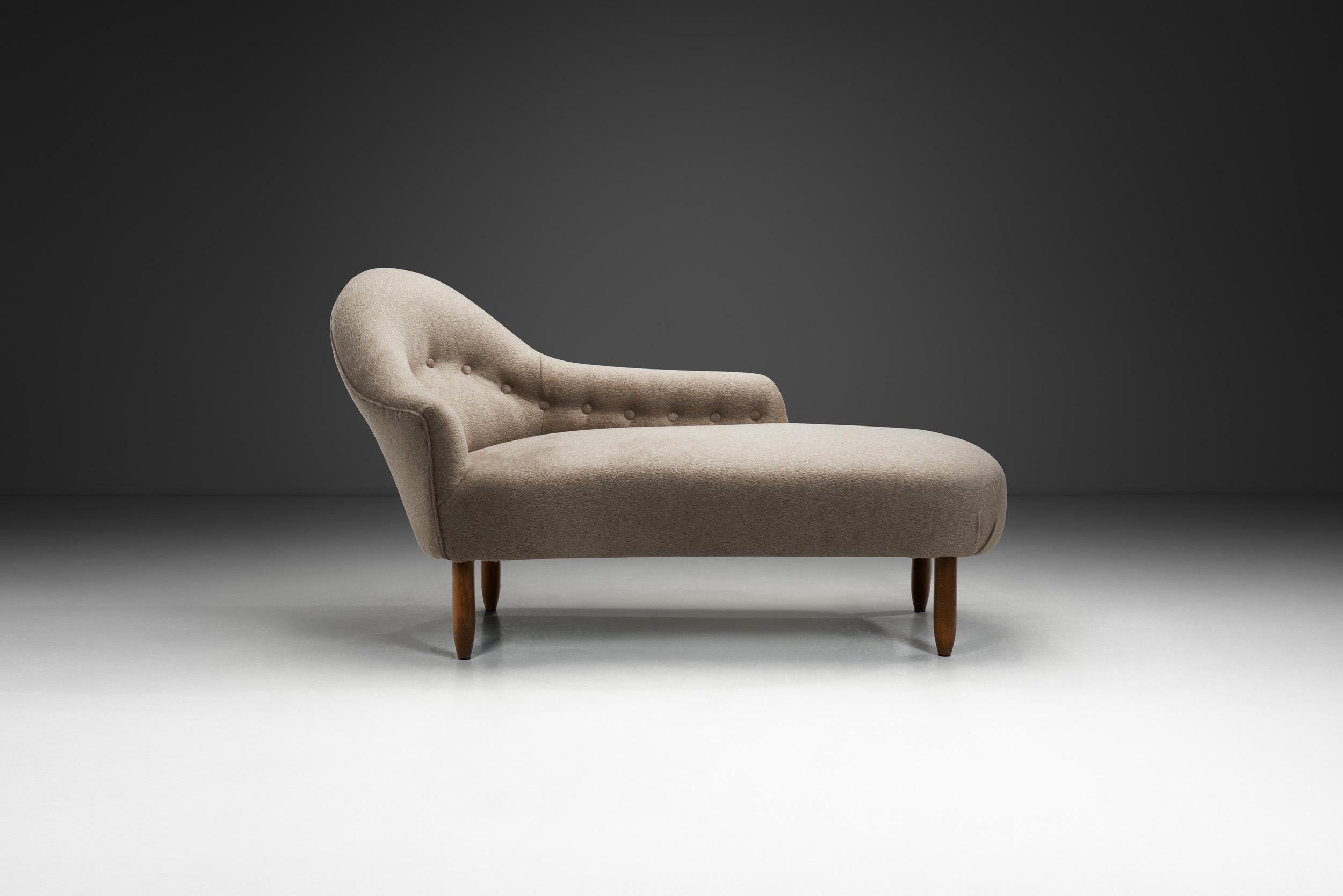 Gepolsterte Chaise Longue mit Eichenbeinen, Dänemark ca 1940s (Skandinavische Moderne) im Angebot