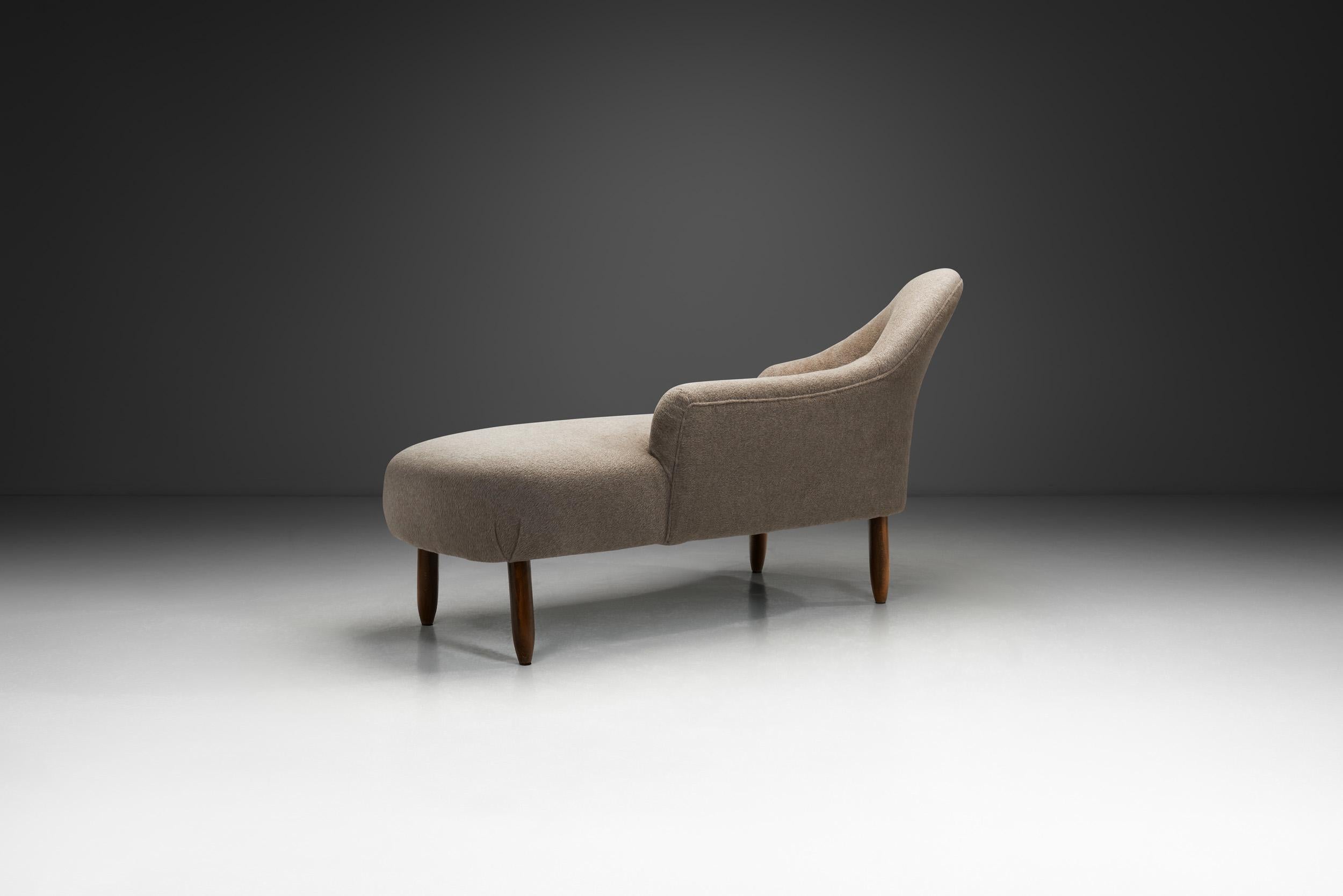 Gepolsterte Chaise Longue mit Eichenbeinen, Dänemark ca 1940s (Dänisch) im Angebot