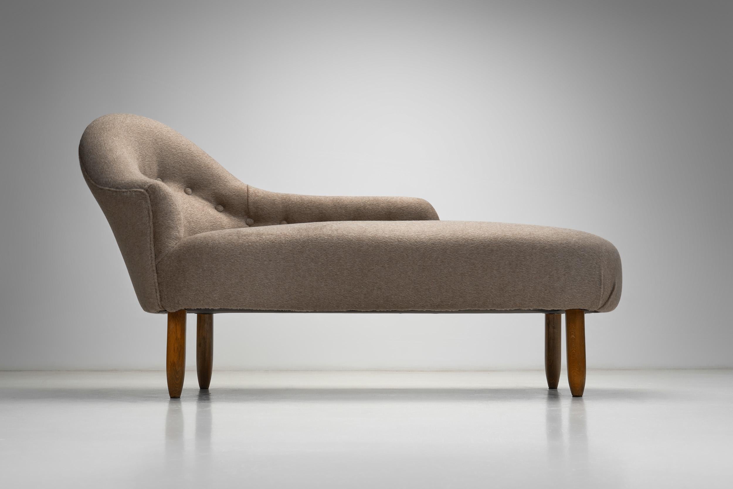 Gepolsterte Chaise Longue mit Eichenbeinen, Dänemark ca 1940s (Mitte des 20. Jahrhunderts) im Angebot