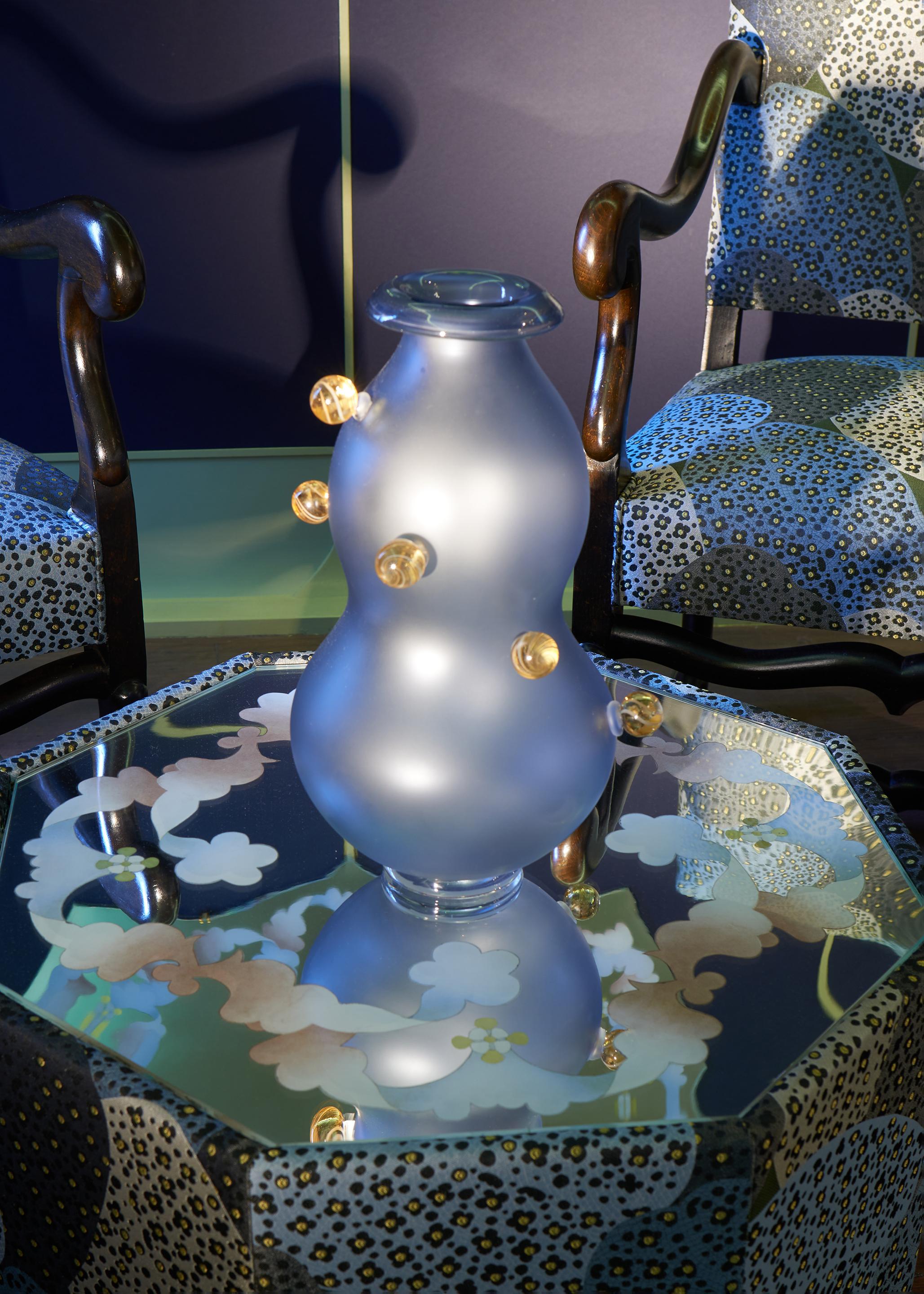 Français Table basse rembourrée avec plateau en verre peint à la main feuille d'or - par Pierre Marie en vente