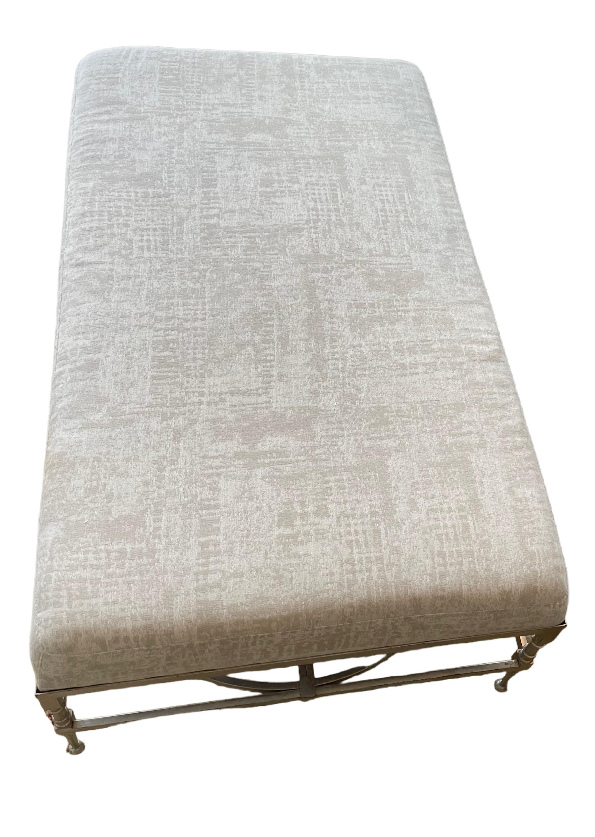 Moderne Table basse tapissée avec base en nickel en vente