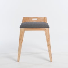 Tabouret tapissé contemporain en frêne massif naturel, om16.2 par mjiila