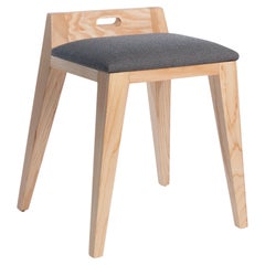 Tabouret tapissé contemporain en frêne massif naturel, om16.2 par mjiila