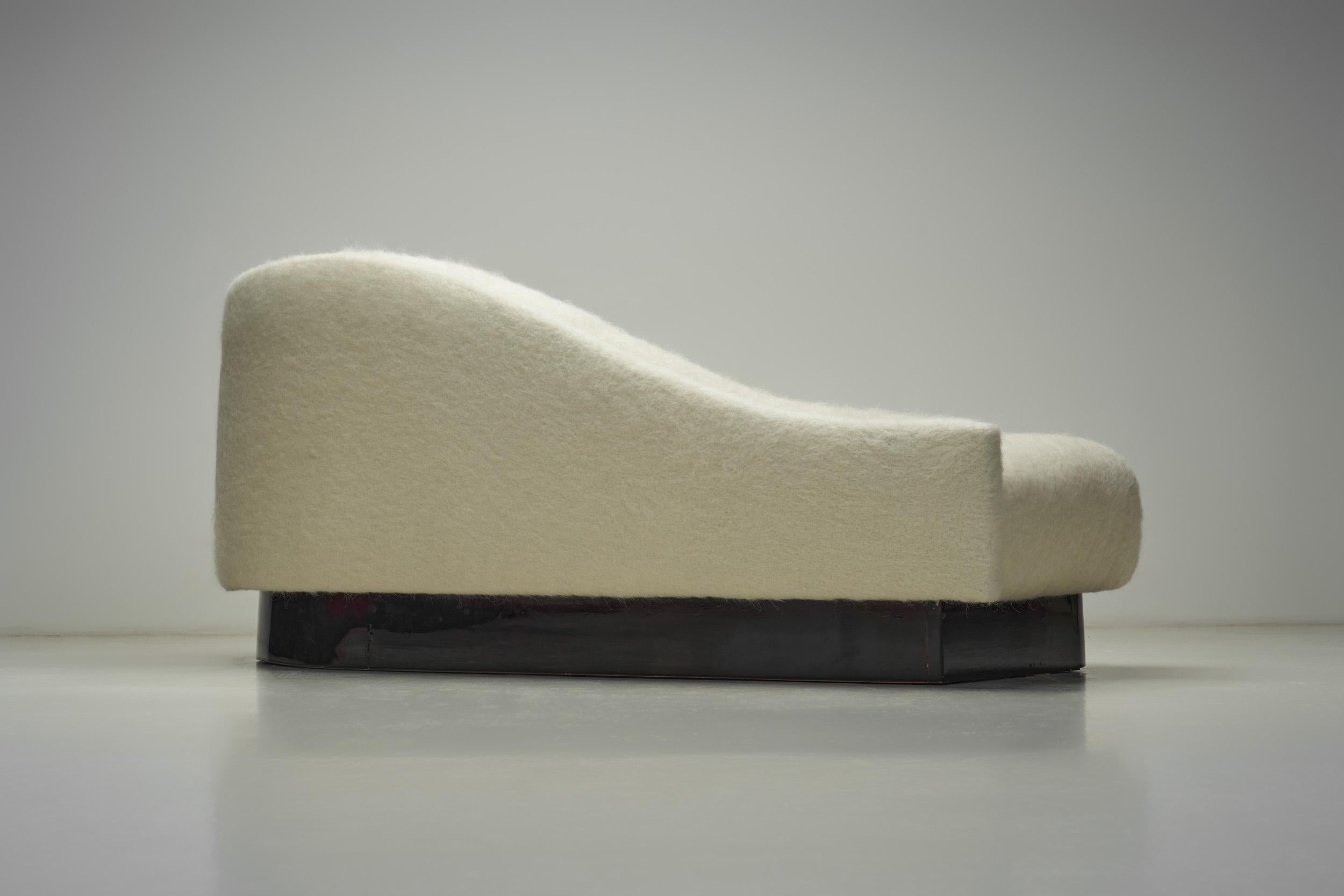 Gepolstertes Daybed mit geschwungener Rückenlehne, Frankreich Ende des 20. im Angebot 7