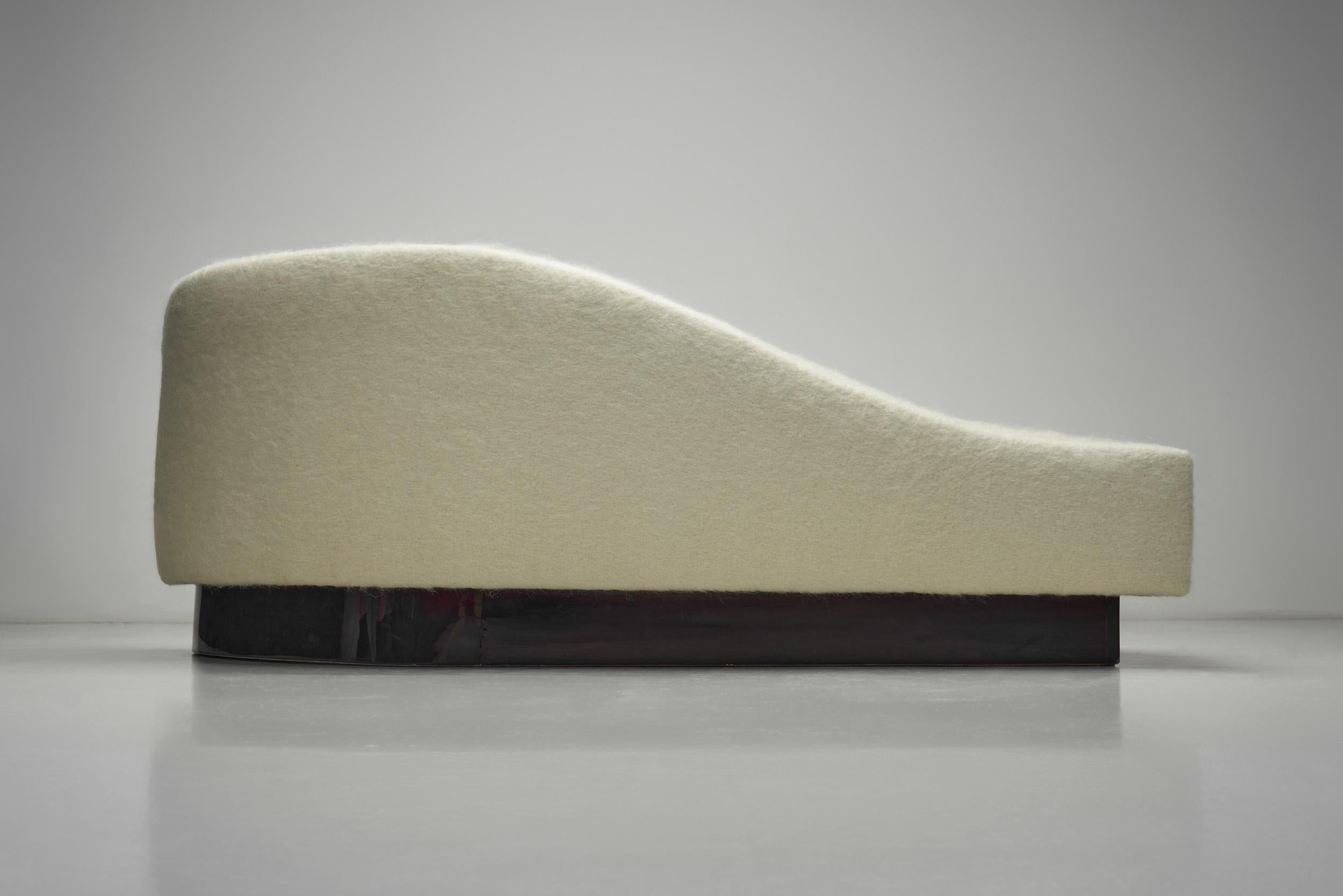 Gepolstertes Daybed mit geschwungener Rückenlehne, Frankreich Ende des 20. im Angebot 8