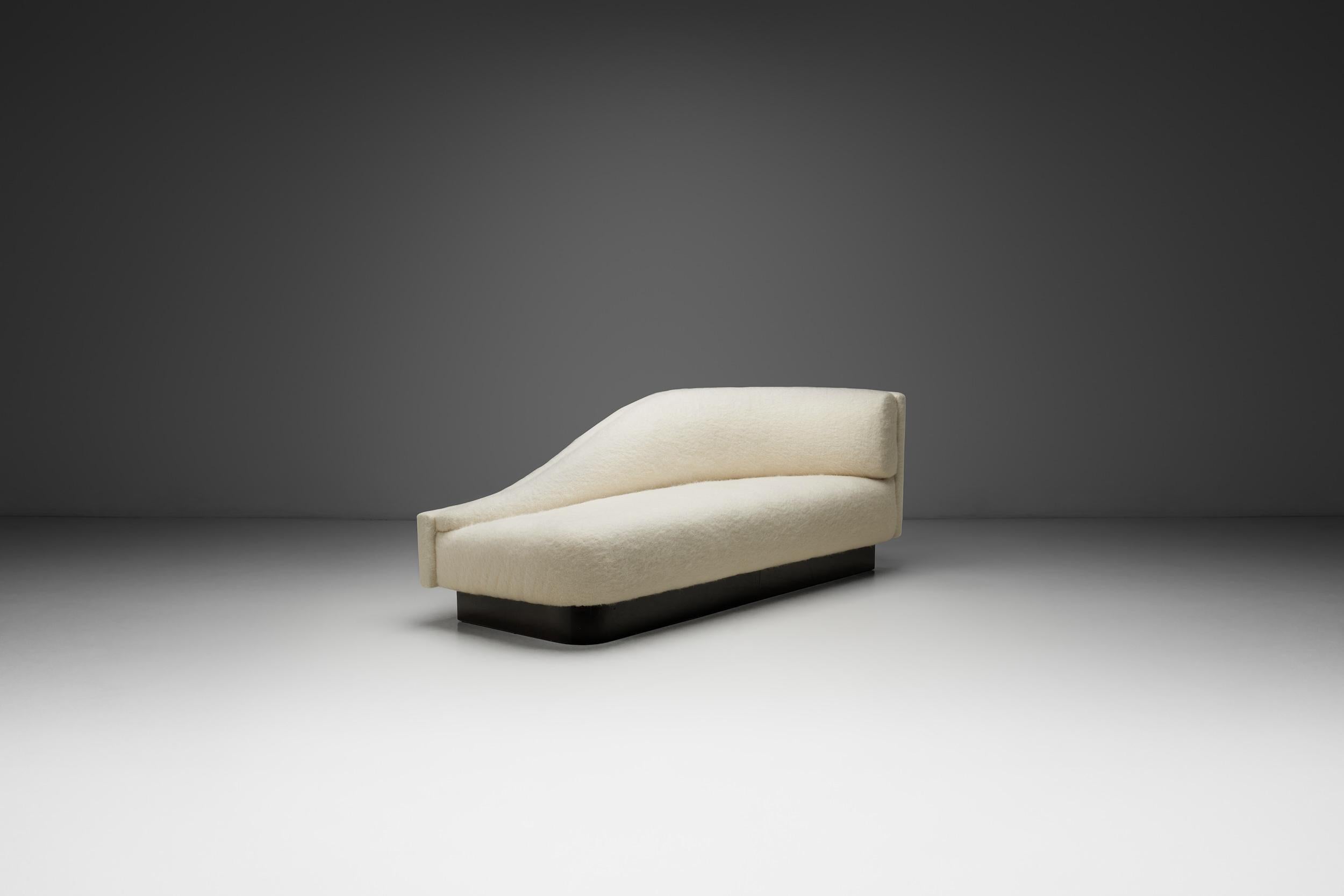 Dieses gepolsterte französische Tagesbett ist ein Beispiel für die raffinierte Eleganz und den skulpturalen Minimalismus, die einen Großteil der Designinnovationen des späten 20. Die französischen Designer dieser Epoche setzten oft auf organische